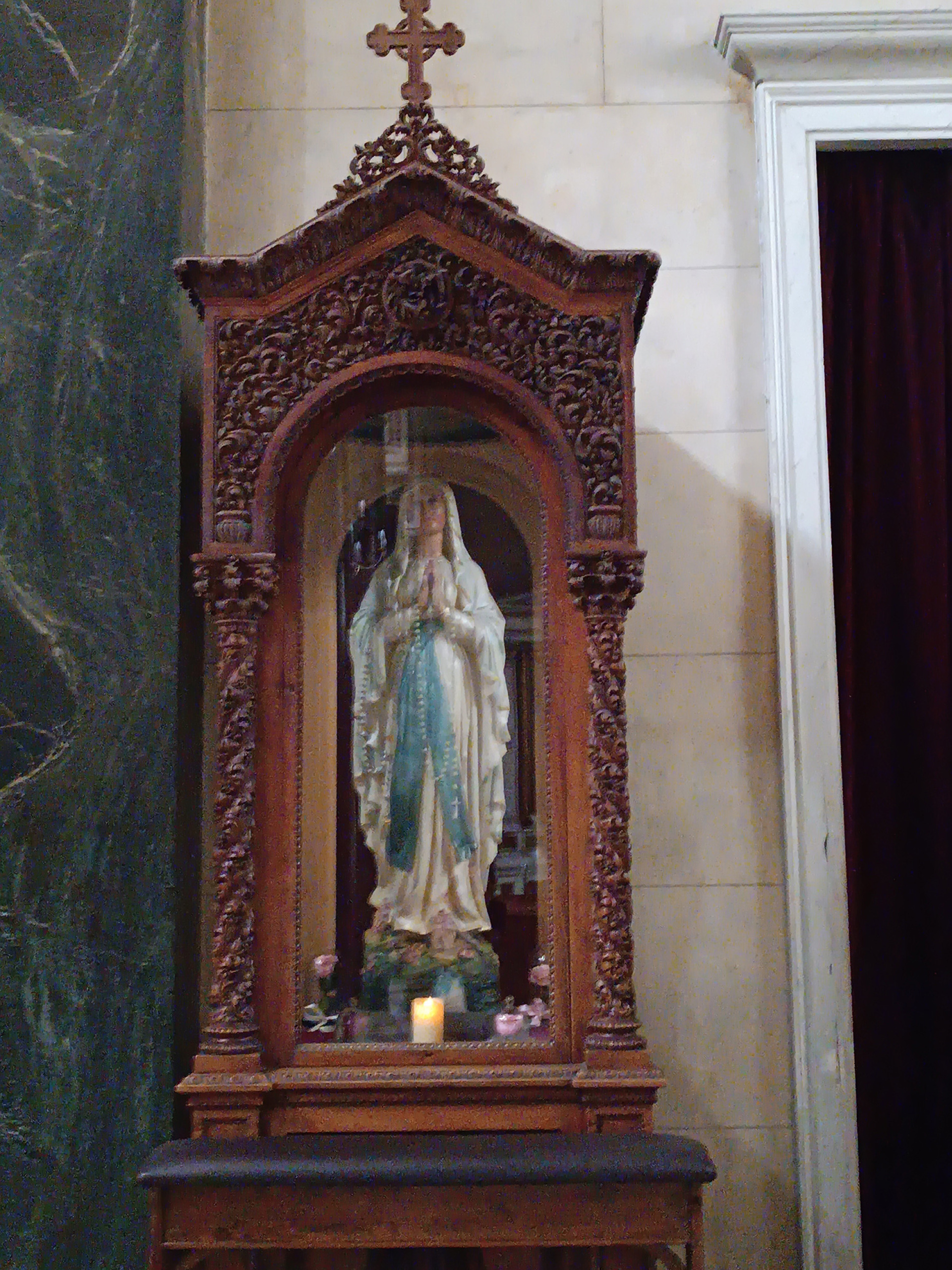 Ξυλόγλυπτο κουβούκλιο, με το άγαλμα της Παναγίας της Λούρδης