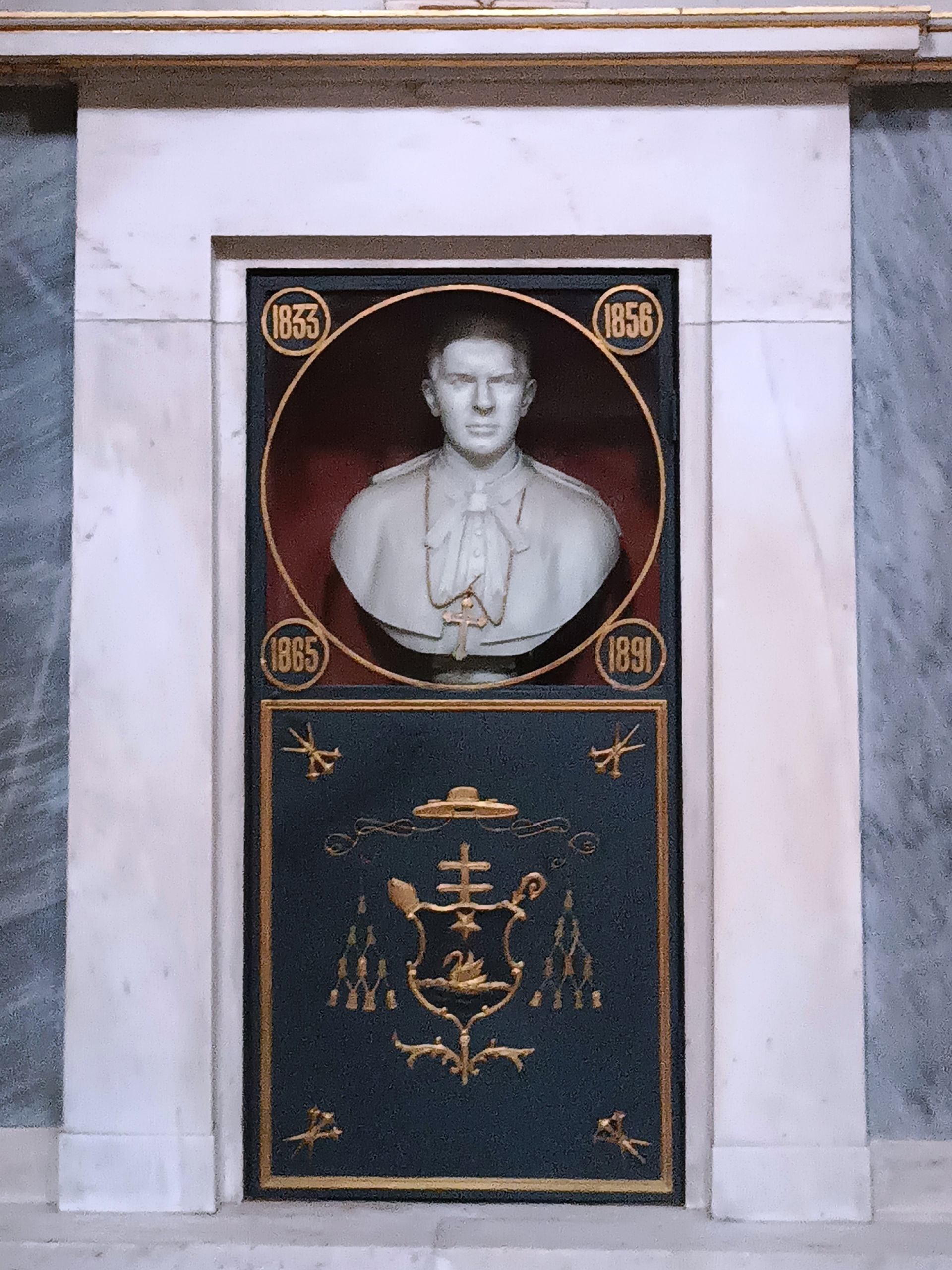 Η προτομή και το έμβλημα του πρώτου Αρχιεπισκόπου των καθολικών της Αθήνας, μετά την επανίδρυση της Αρχιεπισκοπής το έτος 1875