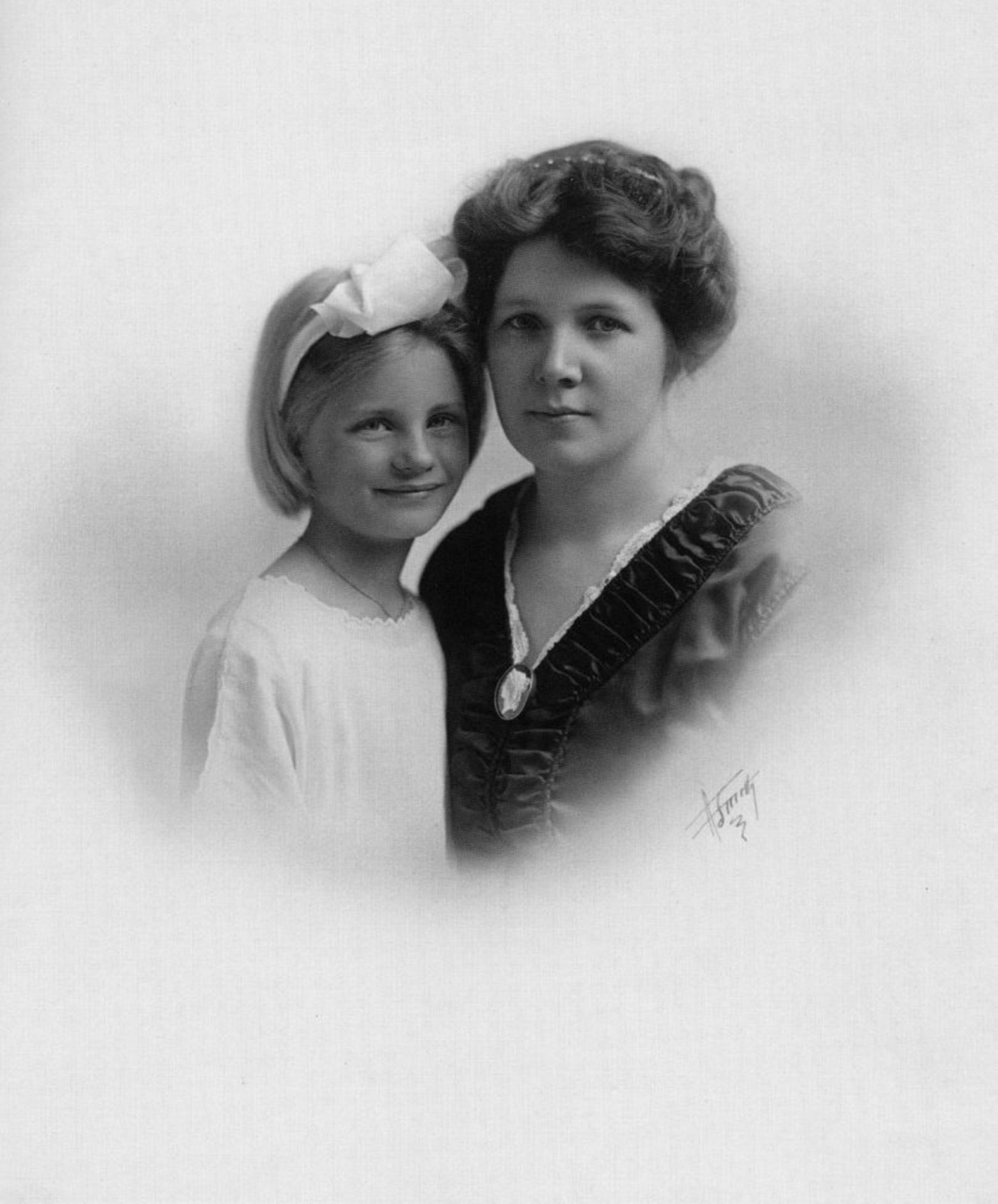 Η Λι Μίλερ με τη μητέρα της το 1914