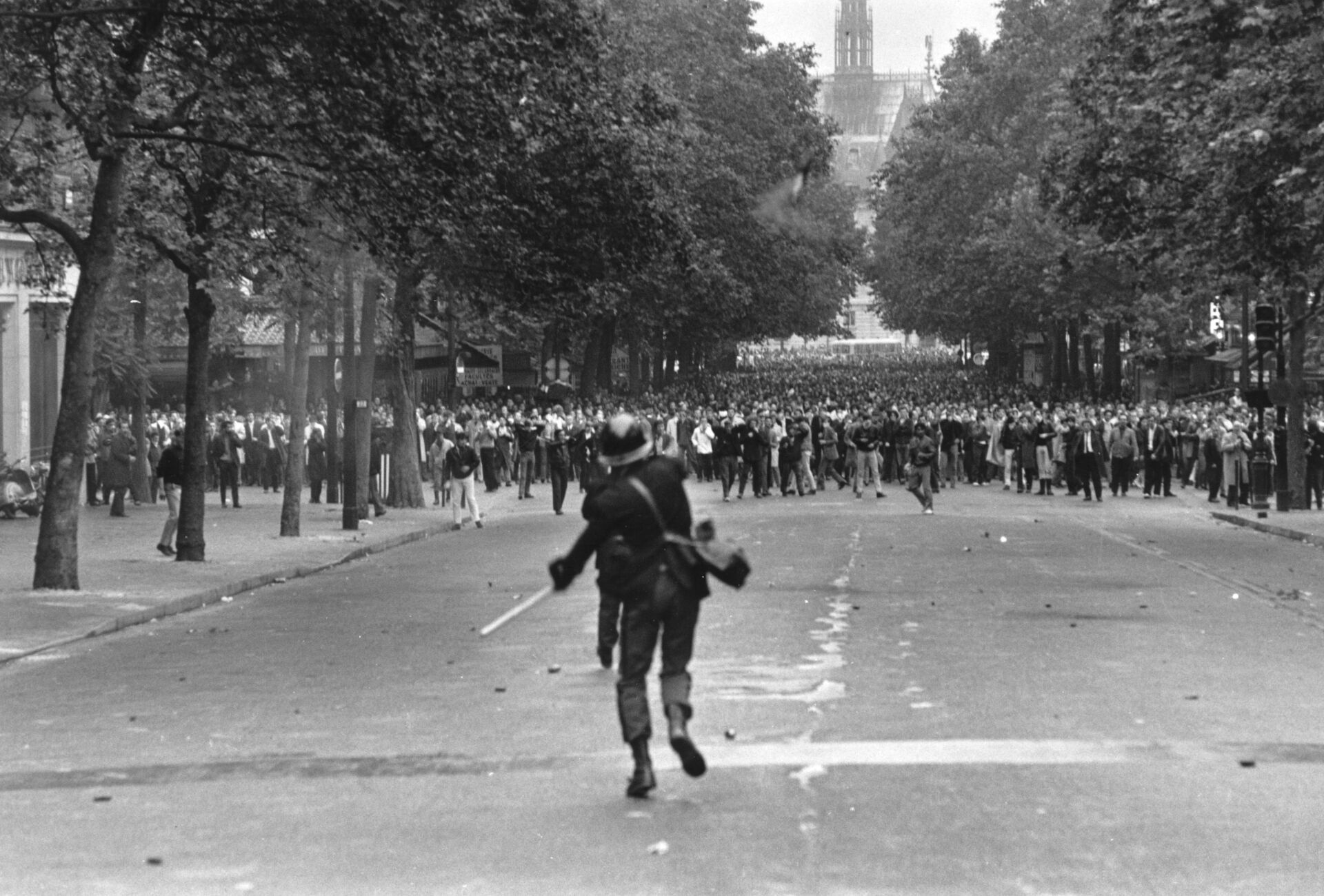 Σαν σήμερα: Ο γαλλικός Μάης του 1968 - Η «Νύχτα των Οδοφραγμάτων» - Μεγάλες διαδηλώσεις και συγκρούσεις με την αστυνομία στο Παρίσι.