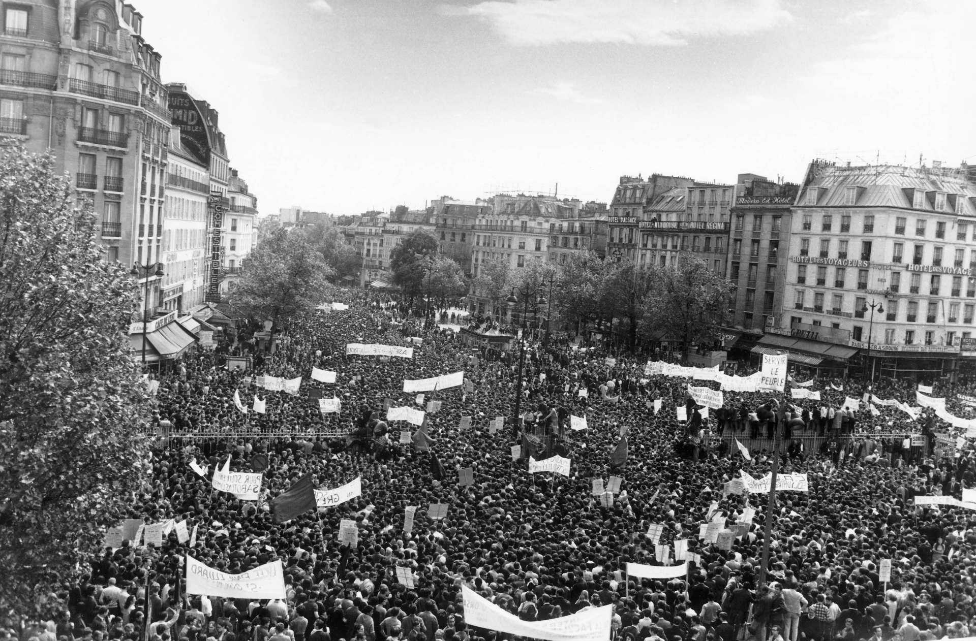 Σαν σήμερα: Ο γαλλικός Μάης του 1968 - Η «Νύχτα των Οδοφραγμάτων» - Μεγάλες διαδηλώσεις και συγκρούσεις με την αστυνομία στο Παρίσι.