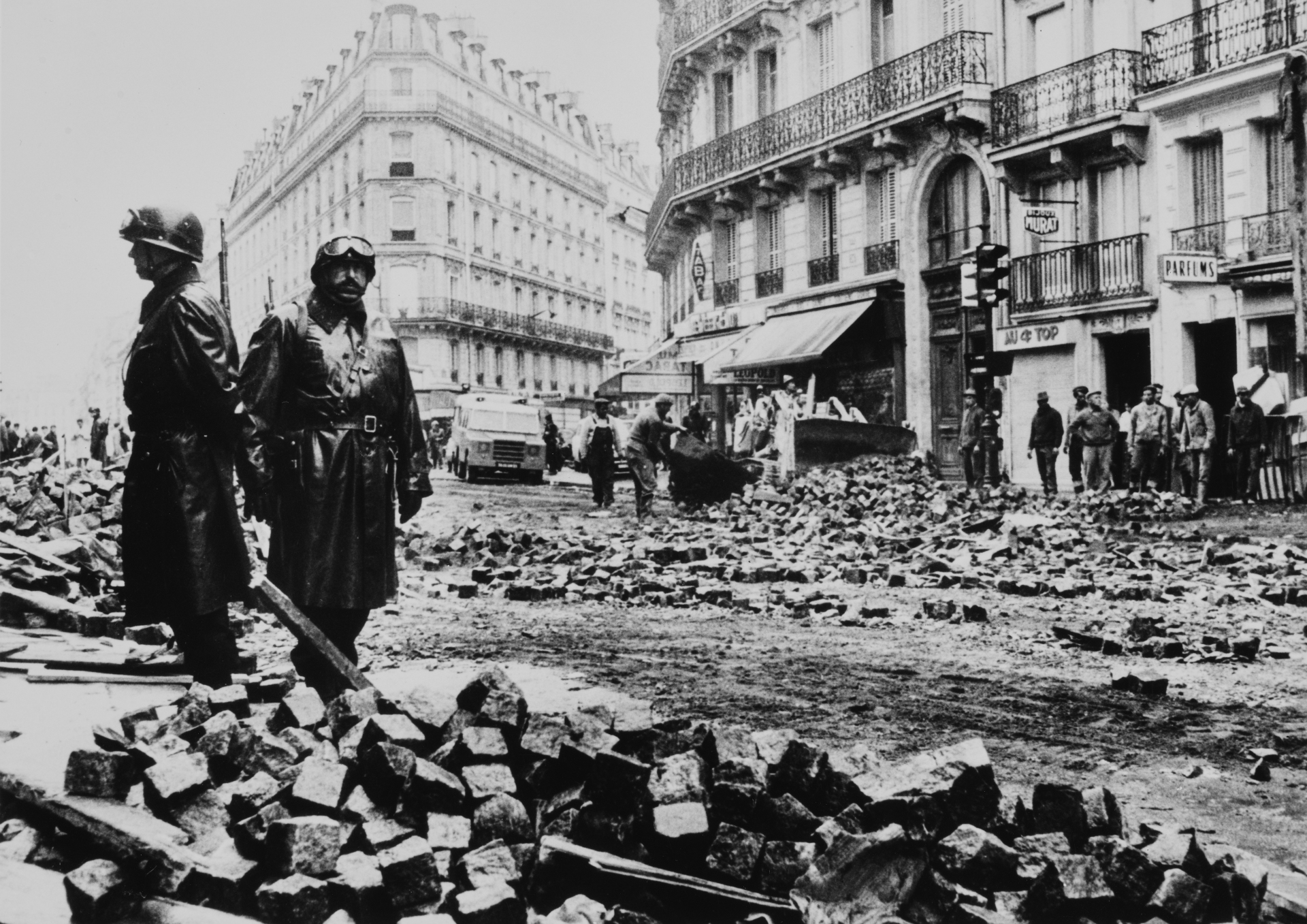 Σαν σήμερα: Ο γαλλικός Μάης του 1968 - Η «Νύχτα των Οδοφραγμάτων» - Μεγάλες διαδηλώσεις και συγκρούσεις με την αστυνομία στο Παρίσι.