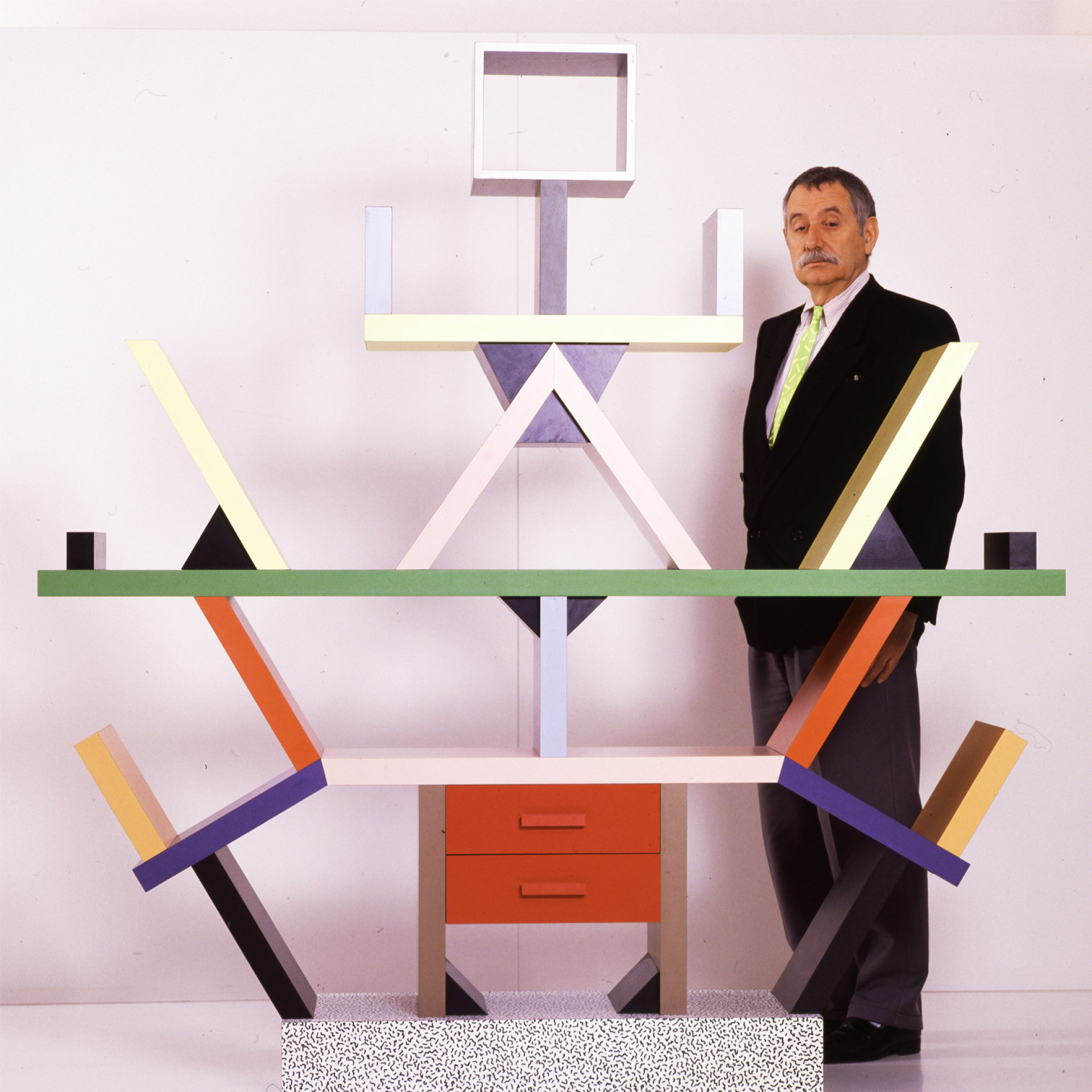O Ettore Sottsass μπροστά από τη βιβλιοθήκη «Carlton»
