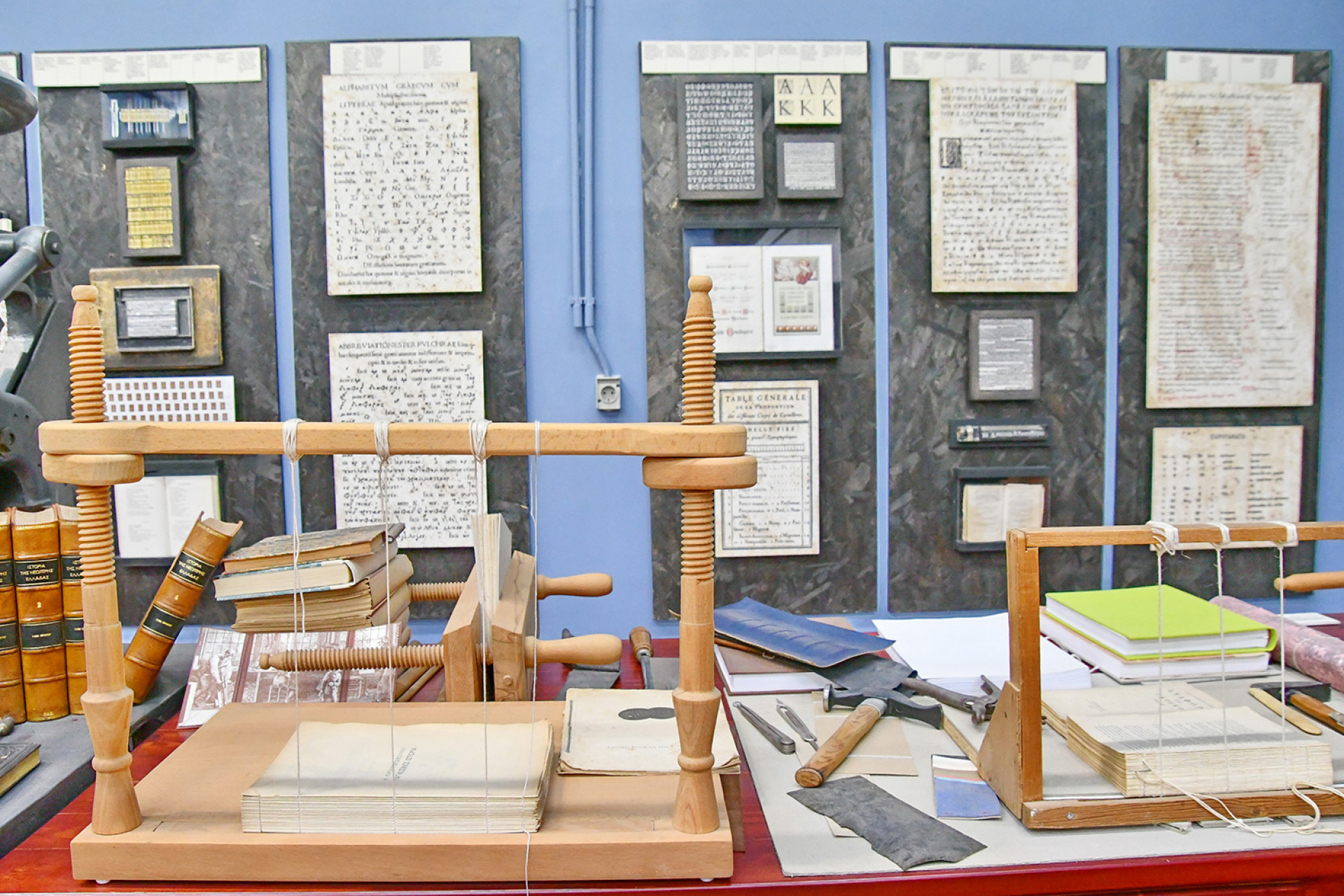 Μουσείο Τυπογραφίας Γιάννη και Ελένης Γαρεδάκη - Πρέσσα βιβλιοδεσίας