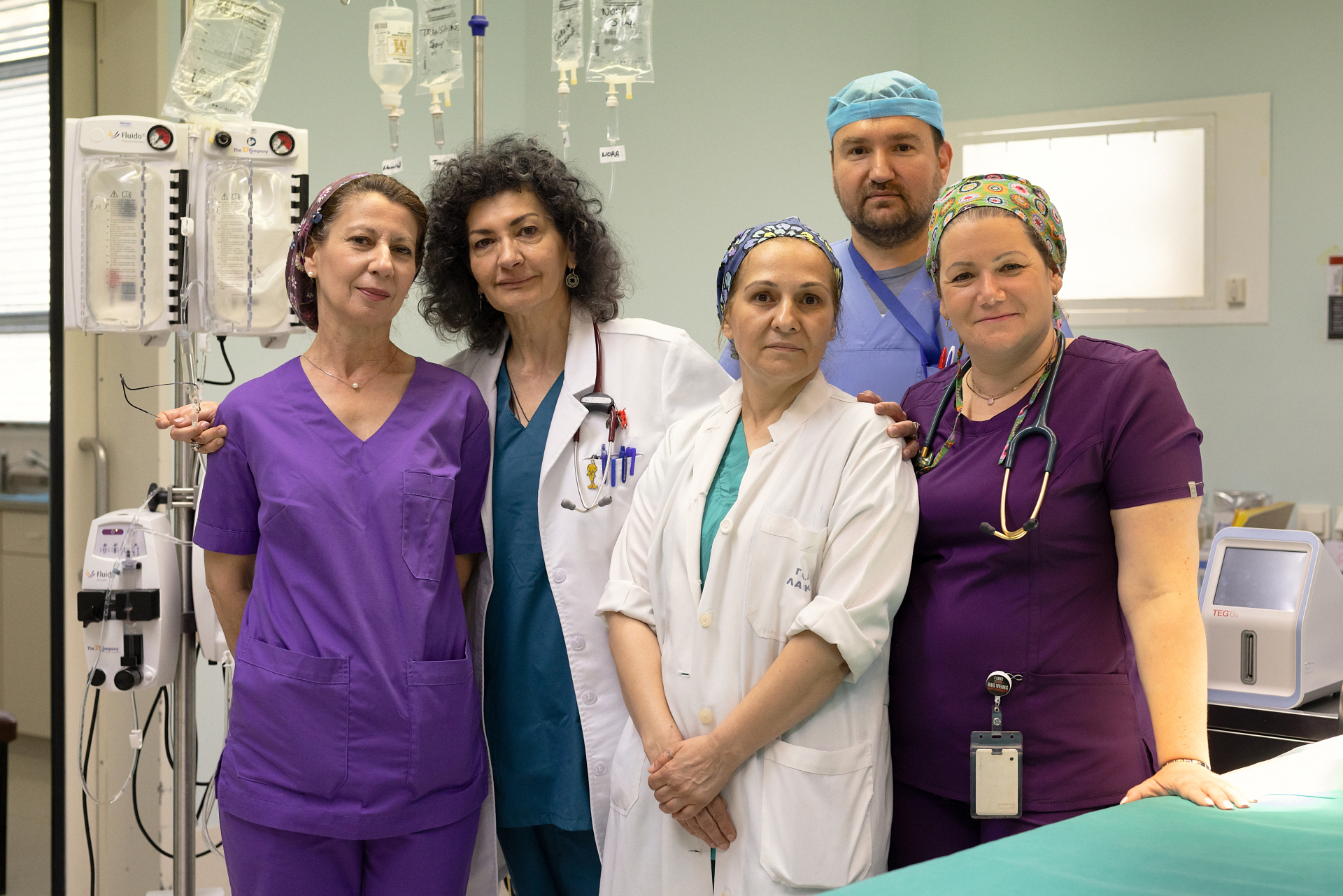 Από αριστερά: Βασιλική Καρακίτσιου (νοσηλεύτρια), Κατερίνα Λαμπαδαρίου (διευθύντρια αναισθησιολογικού), Μαρία Άλπου (προϊσταμένη αναισθησιολογικού), Απόστολος Αρωνιάδας (υπο- προϊστάμενος αναισθησιολογικού) Κωνσταντίνα Σχίζα (αναισθησιολόγος)