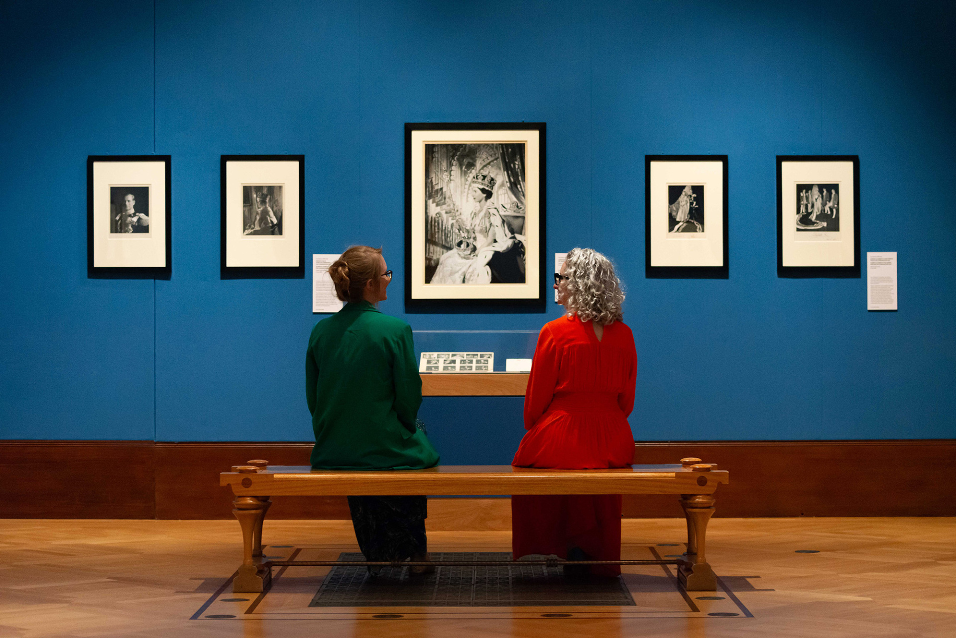 Εσωτερική άποψη από την έκθεση «Royal Portraits: A Century of Photography» στην The King΄s Gallery στο Παλάτι του Μπάκιγχαμ