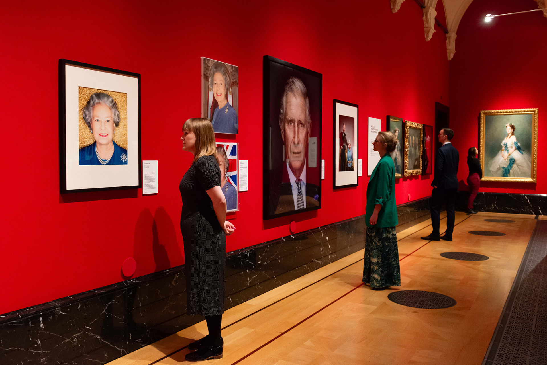 Εσωτερική άποψη από την έκθεση «Royal Portraits: A Century of Photography» στην The King΄s Gallery στο Παλάτι του Μπάκιγχαμ