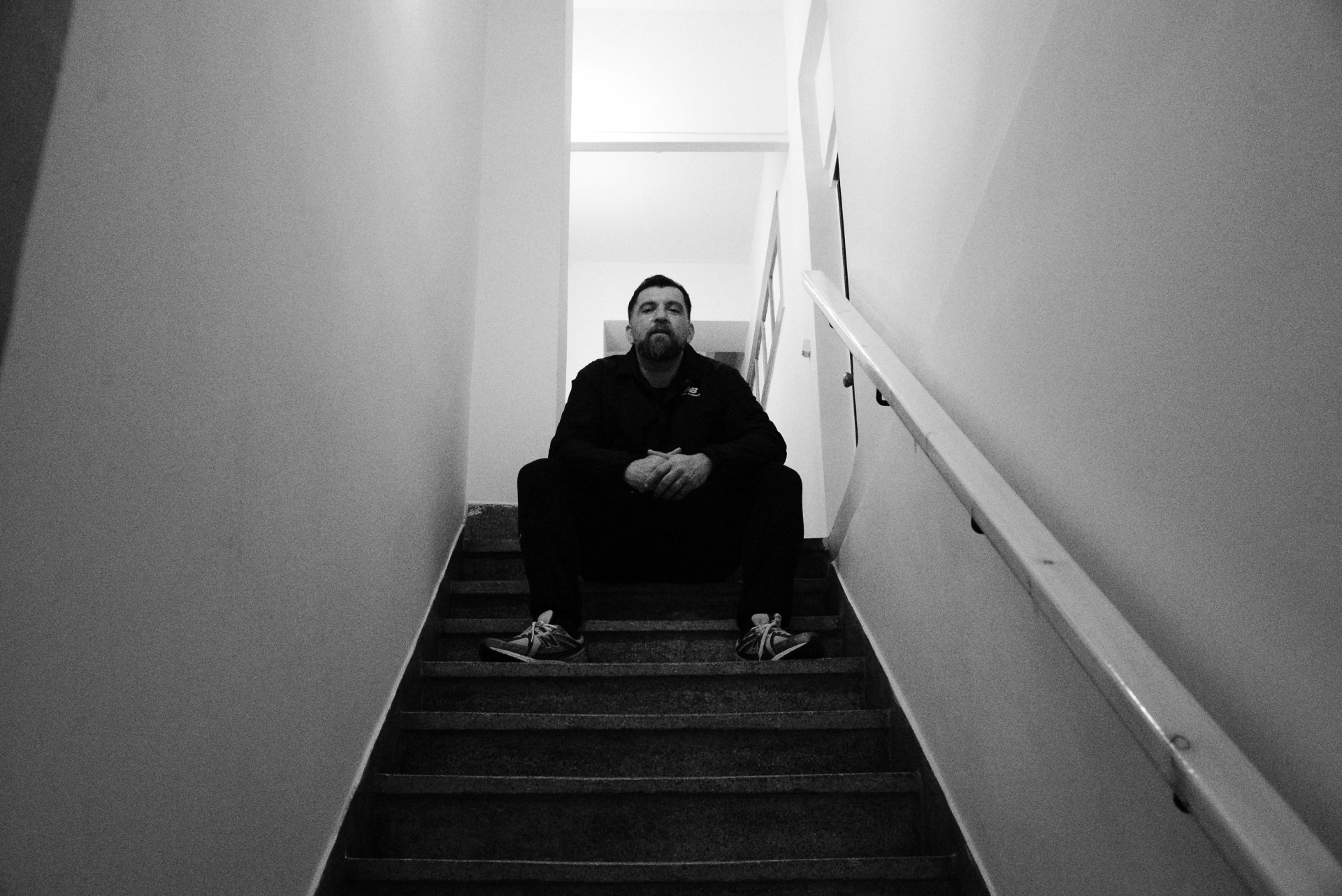 Anser: Συνέντευξη με τον ράπερ από τη Σπάρτη για τα νέα τραγούδια του, τη μουσική και τη ζωή του.