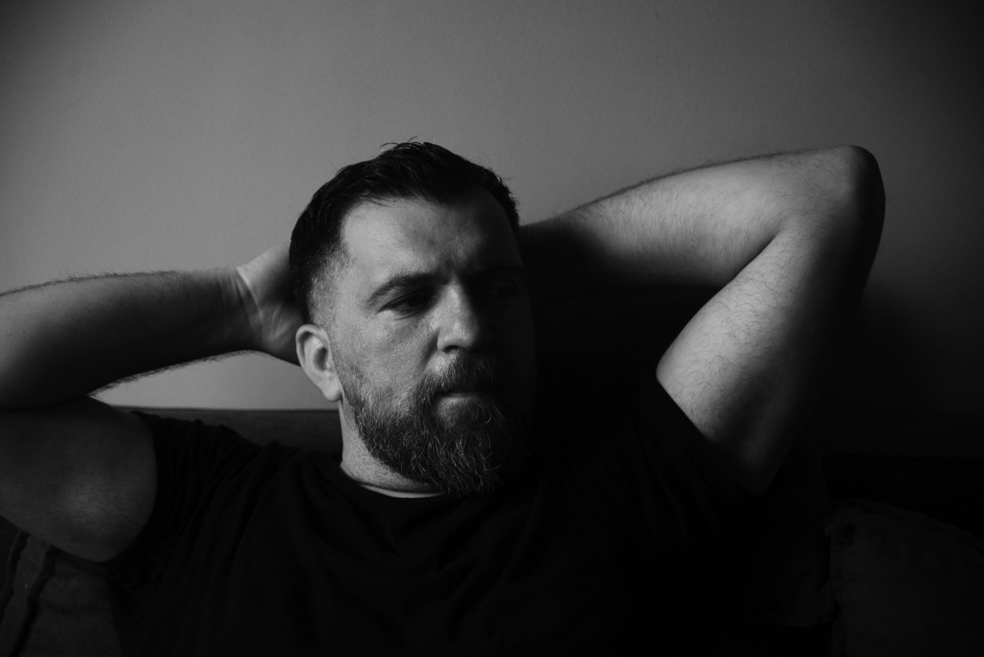 Anser: Συνέντευξη με τον ράπερ από τη Σπάρτη για τα νέα τραγούδια του, τη μουσική και τη ζωή του.