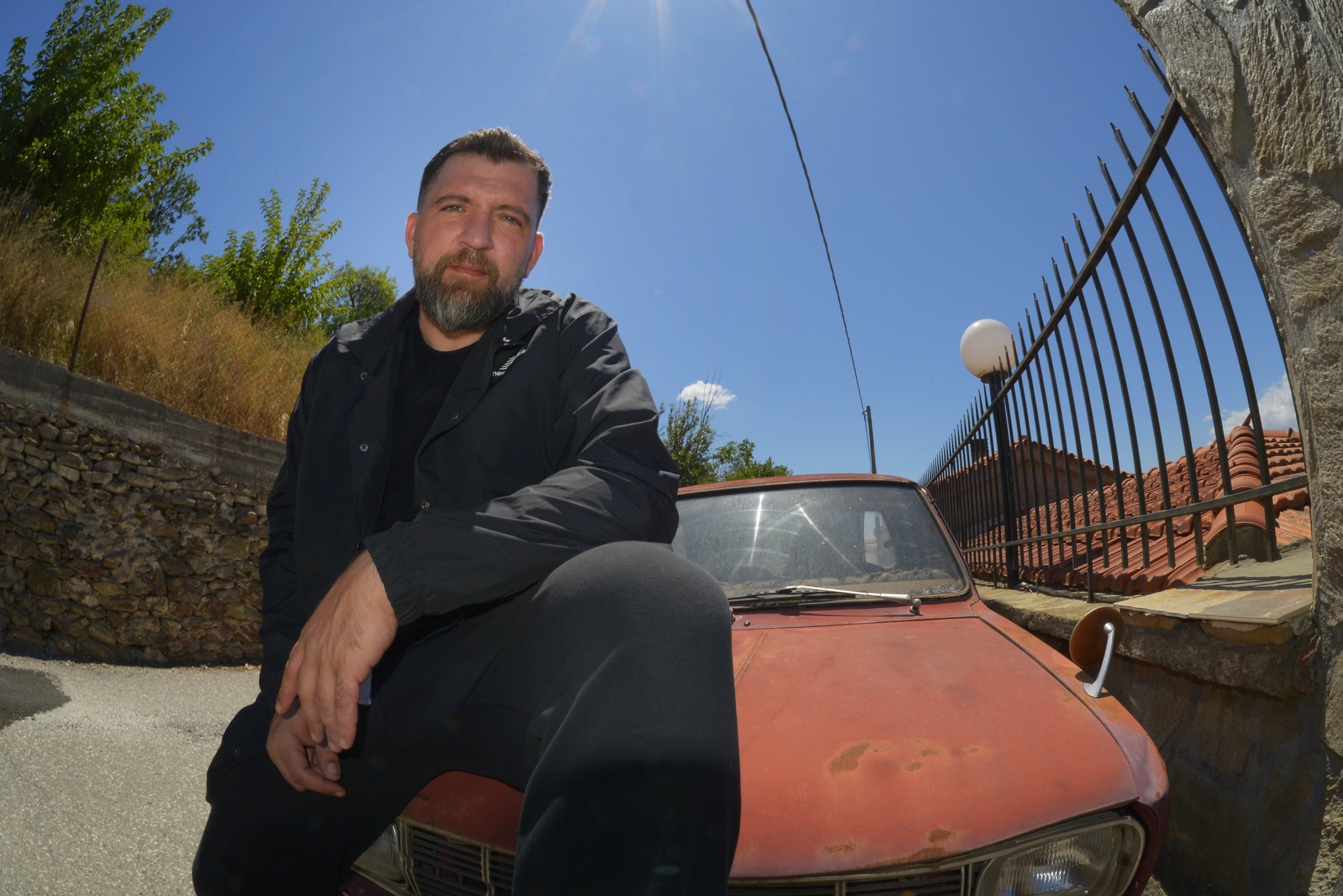 Anser: Συνέντευξη με τον ράπερ από τη Σπάρτη για τα νέα τραγούδια του, τη μουσική και τη ζωή του.