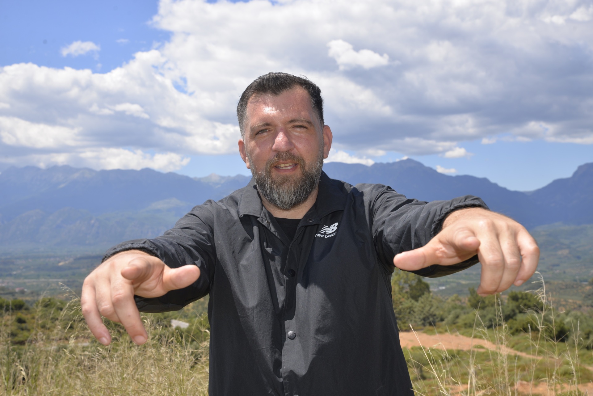 Anser: Συνέντευξη με τον ράπερ από τη Σπάρτη για τα νέα τραγούδια του, τη μουσική και τη ζωή του.