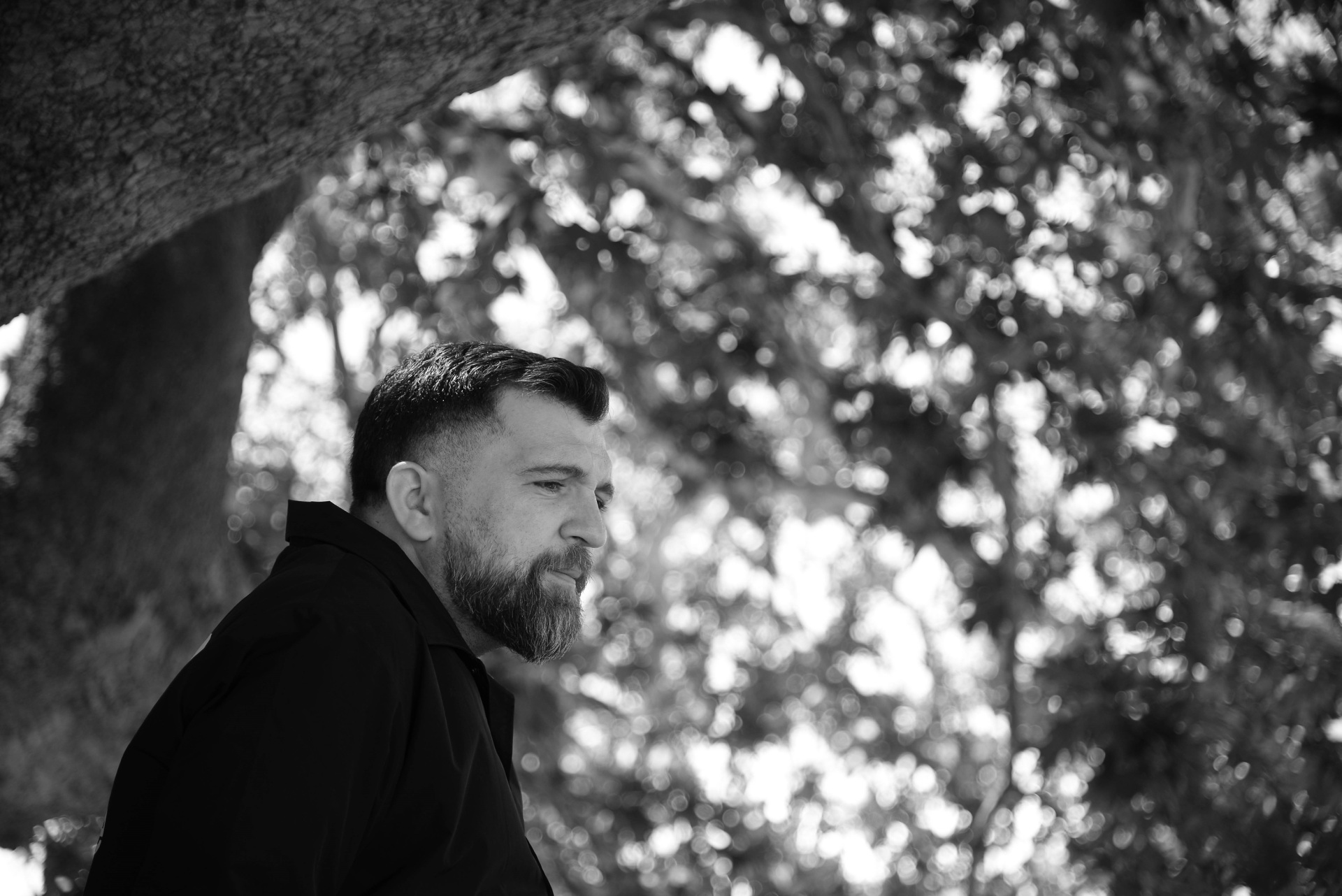 Anser: Συνέντευξη με τον ράπερ από τη Σπάρτη για τα νέα τραγούδια του, τη μουσική και τη ζωή του.