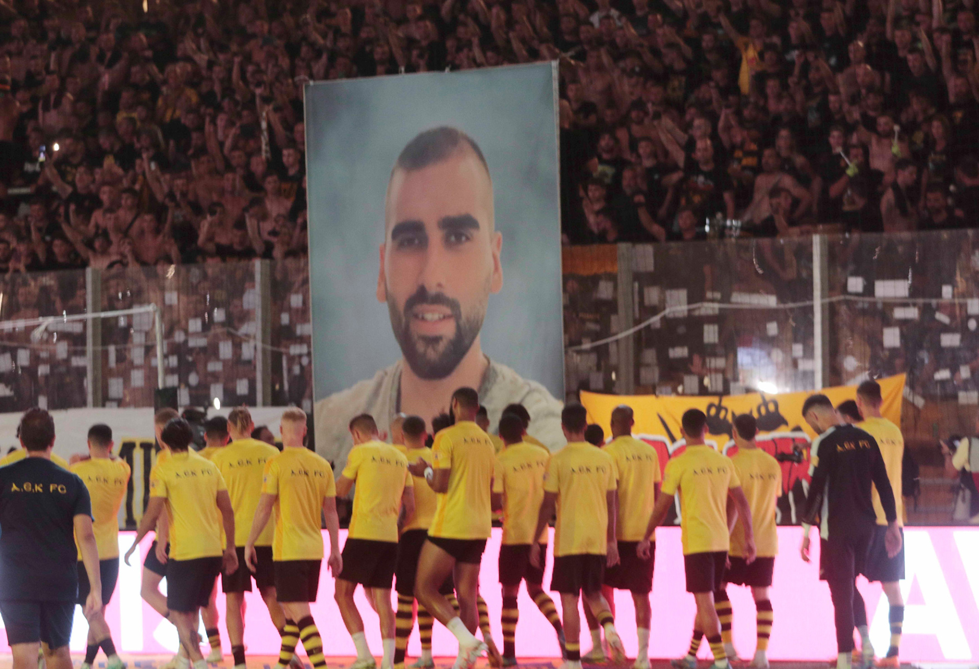 Πανό με τον Μιχάλη Κατσουρή στον αγώνα ΑΕΚ - Ντιναμό Ζάγρεμπ για τα προκριματικά του Champions League 2023-2024 © ΧΡΗΣΤΟΣ ΜΠΟΝΗΣ/ EUROKINISSI