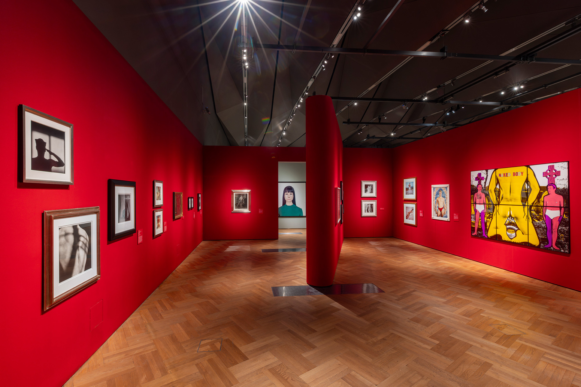 Άποψη της έκθεσης «Fragile Beauty» στο V&A South Kensington © Victoria and Albert Museum