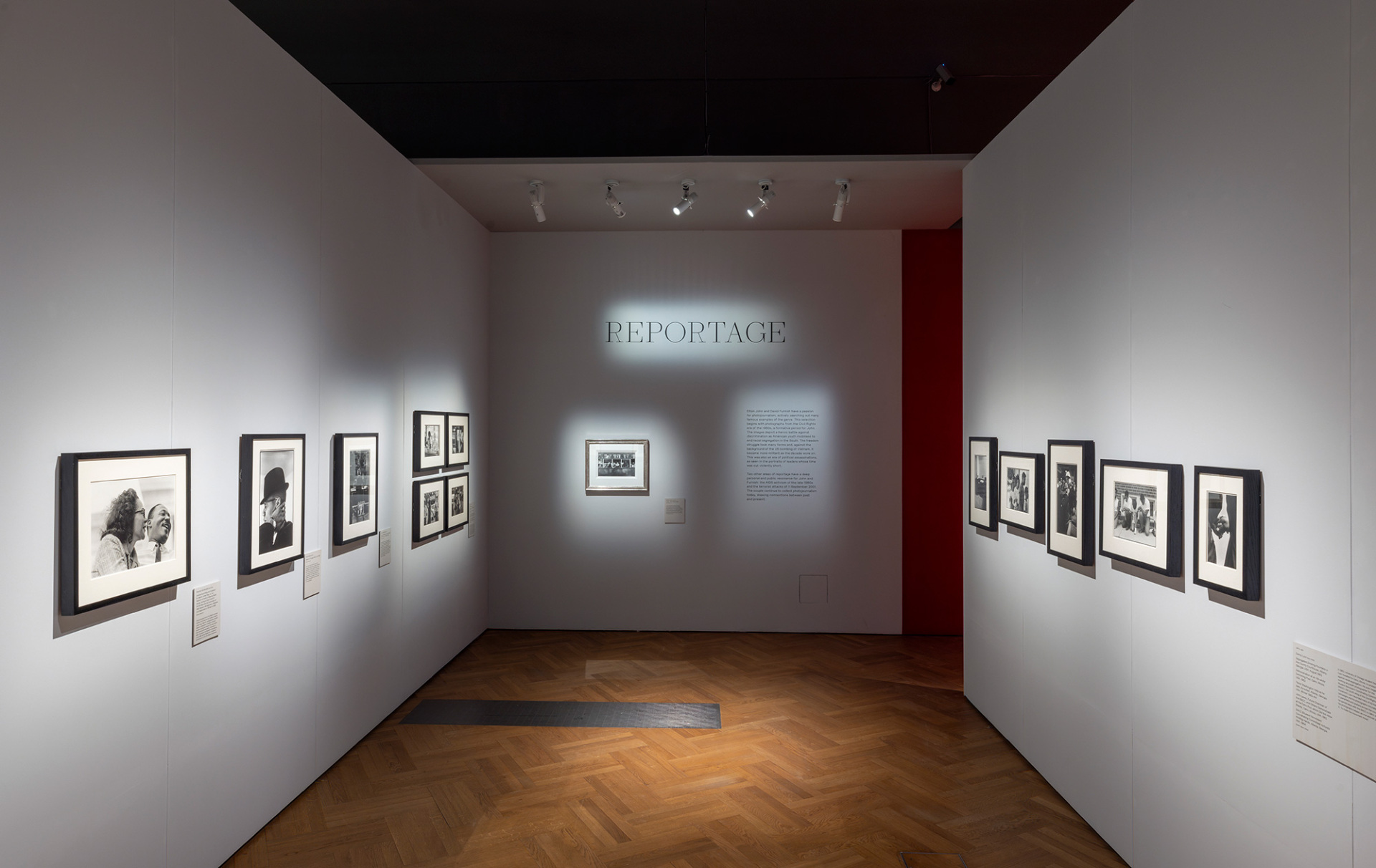 Άποψη της έκθεσης «Fragile Beauty» στο V&A South Kensington © Victoria and Albert Museum