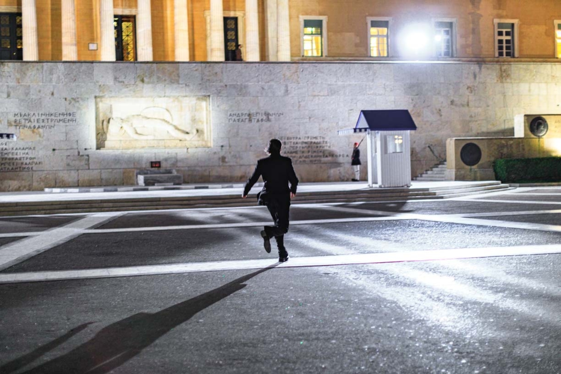 Νυχτερινός Εκφωνητής: Ο Ρένος Χαραλαμπίδης γράφει στην Athens Voice για τη νέα ταινία του και μοιράζεται backstage στιγμές και εικόνες από τα γυρίσματά της στην Αθήνα.