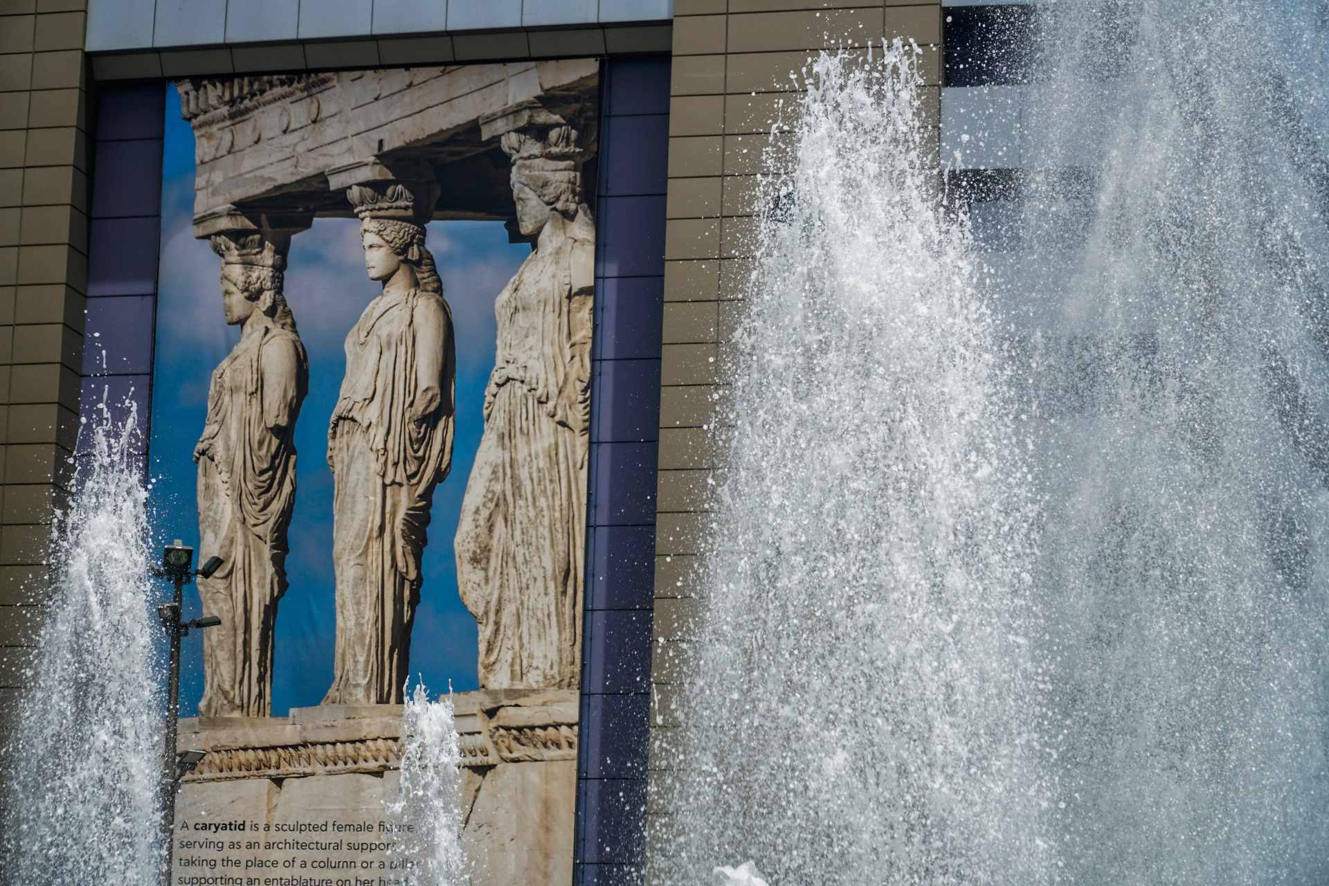 Καύσωνας στην Αθήνα: Φωτογραφίες από το κέντρο της πρωτεύουσας - Κορυφώνεται το κύμα ζέστης - Η καθημερινότητα στην πόλη με τον υδράργυρο στο «κόκκινο».