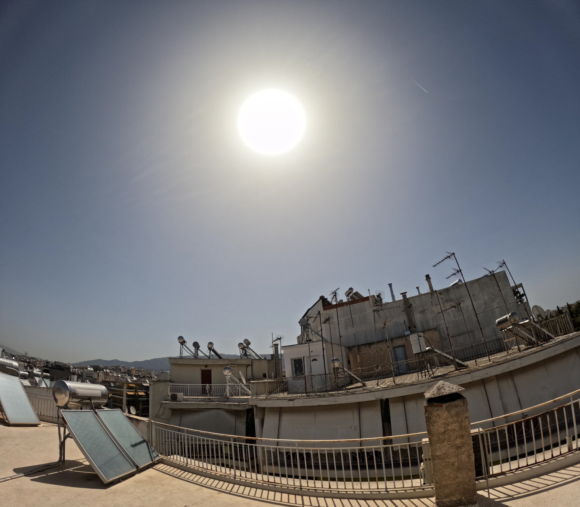 Καύσωνας στην Αθήνα: Φωτογραφίες από το κέντρο της πρωτεύουσας - Κορυφώνεται το κύμα ζέστης - Η καθημερινότητα στην πόλη με τον υδράργυρο στο «κόκκινο».