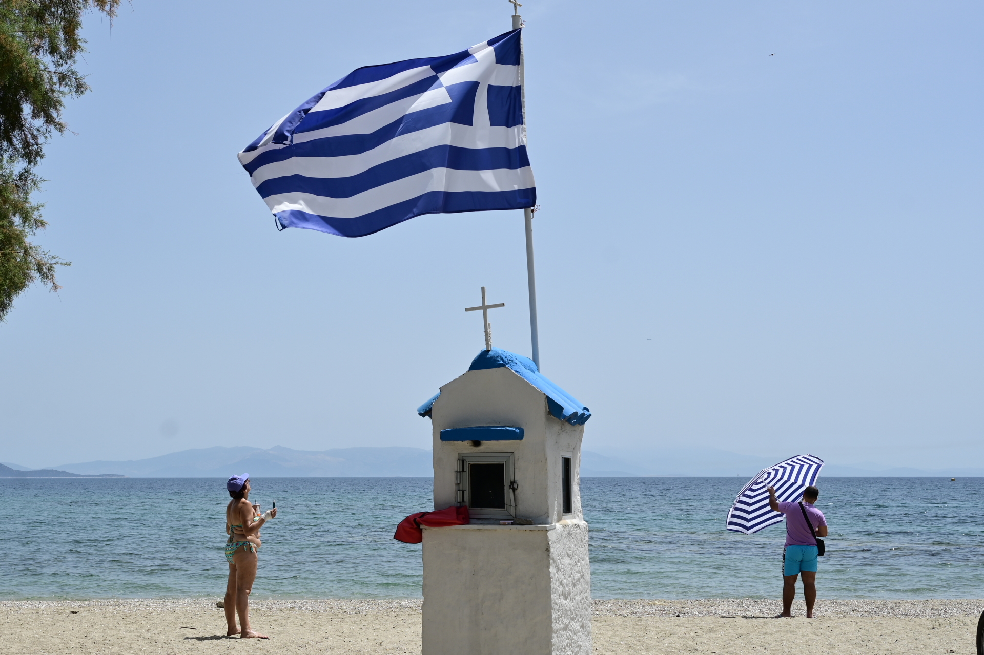 Καύσωνας στην Αθήνα: Φωτογραφίες από το κέντρο της πρωτεύουσας - Κορυφώνεται το κύμα ζέστης - Η καθημερινότητα στην πόλη με τον υδράργυρο στο «κόκκινο».