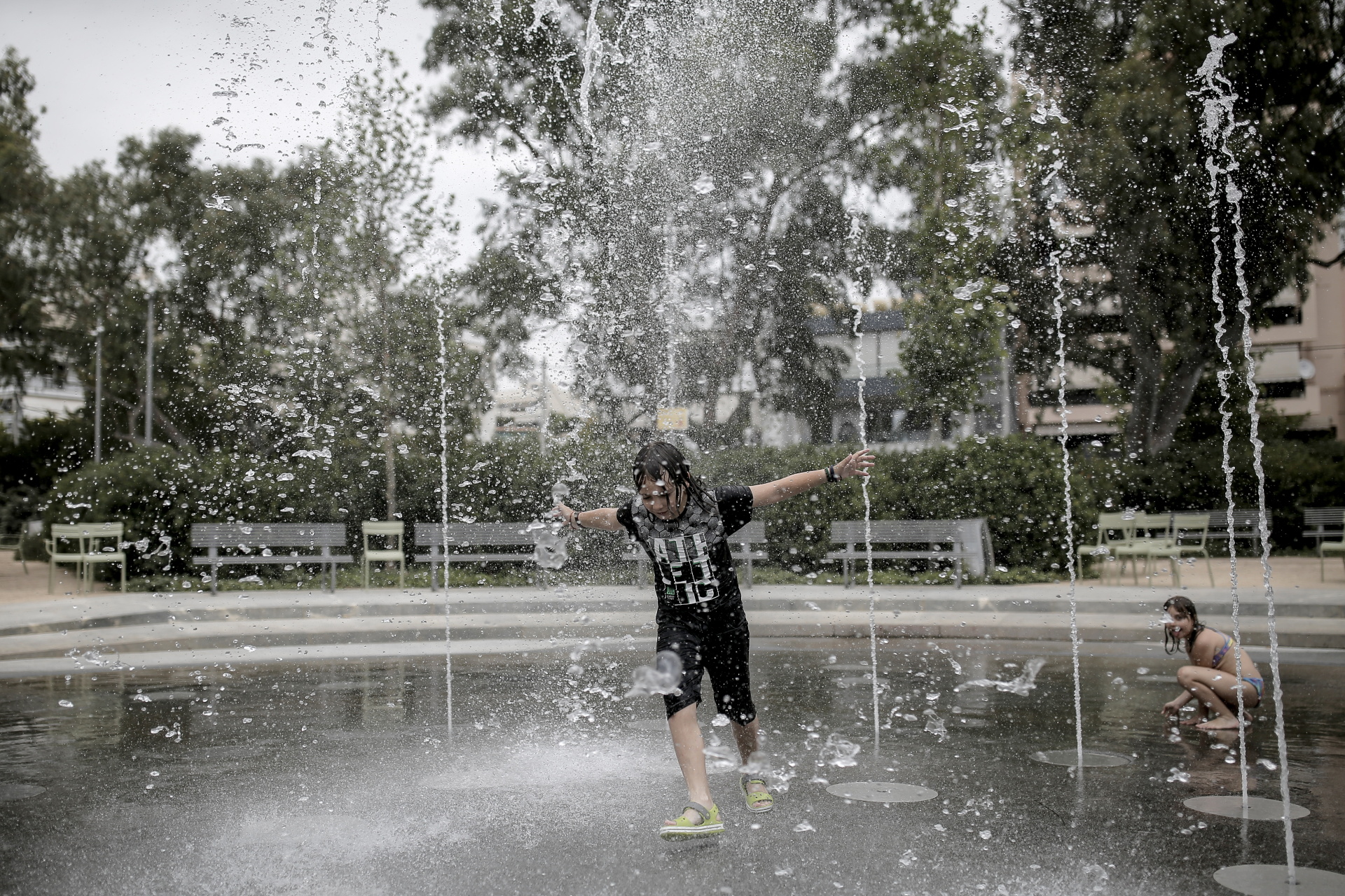 Καύσωνας στην Αθήνα: Φωτογραφίες από το κέντρο της πρωτεύουσας - Κορυφώνεται το κύμα ζέστης - Η καθημερινότητα στην πόλη με τον υδράργυρο στο «κόκκινο».