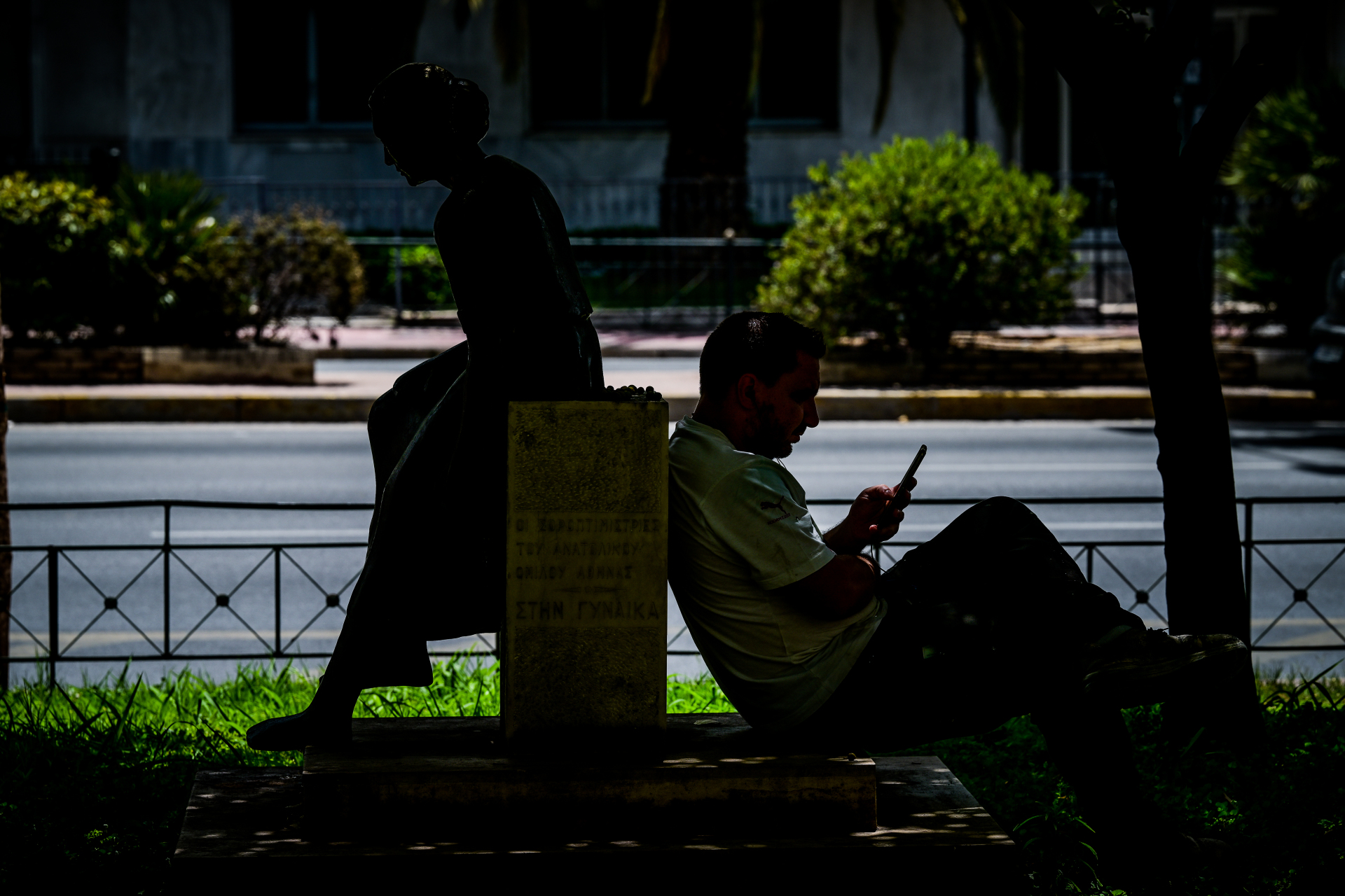 Καύσωνας στην Αθήνα: Φωτογραφίες από το κέντρο της πρωτεύουσας - Κορυφώνεται το κύμα ζέστης - Η καθημερινότητα στην πόλη με τον υδράργυρο στο «κόκκινο».