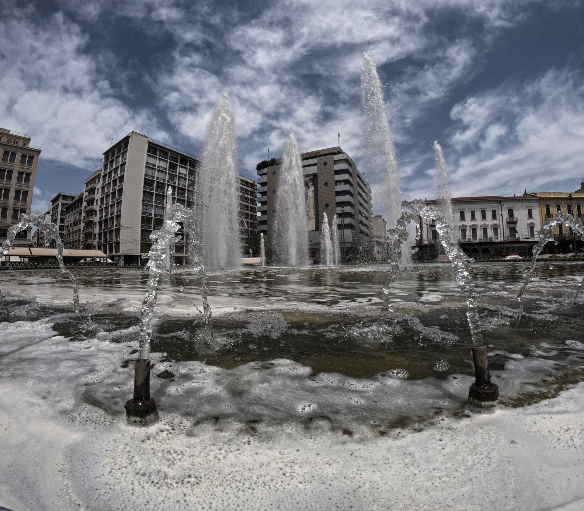 Καύσωνας στην Αθήνα: Φωτογραφίες από το κέντρο της πρωτεύουσας - Κορυφώνεται το κύμα ζέστης - Η καθημερινότητα στην πόλη με τον υδράργυρο στο «κόκκινο».