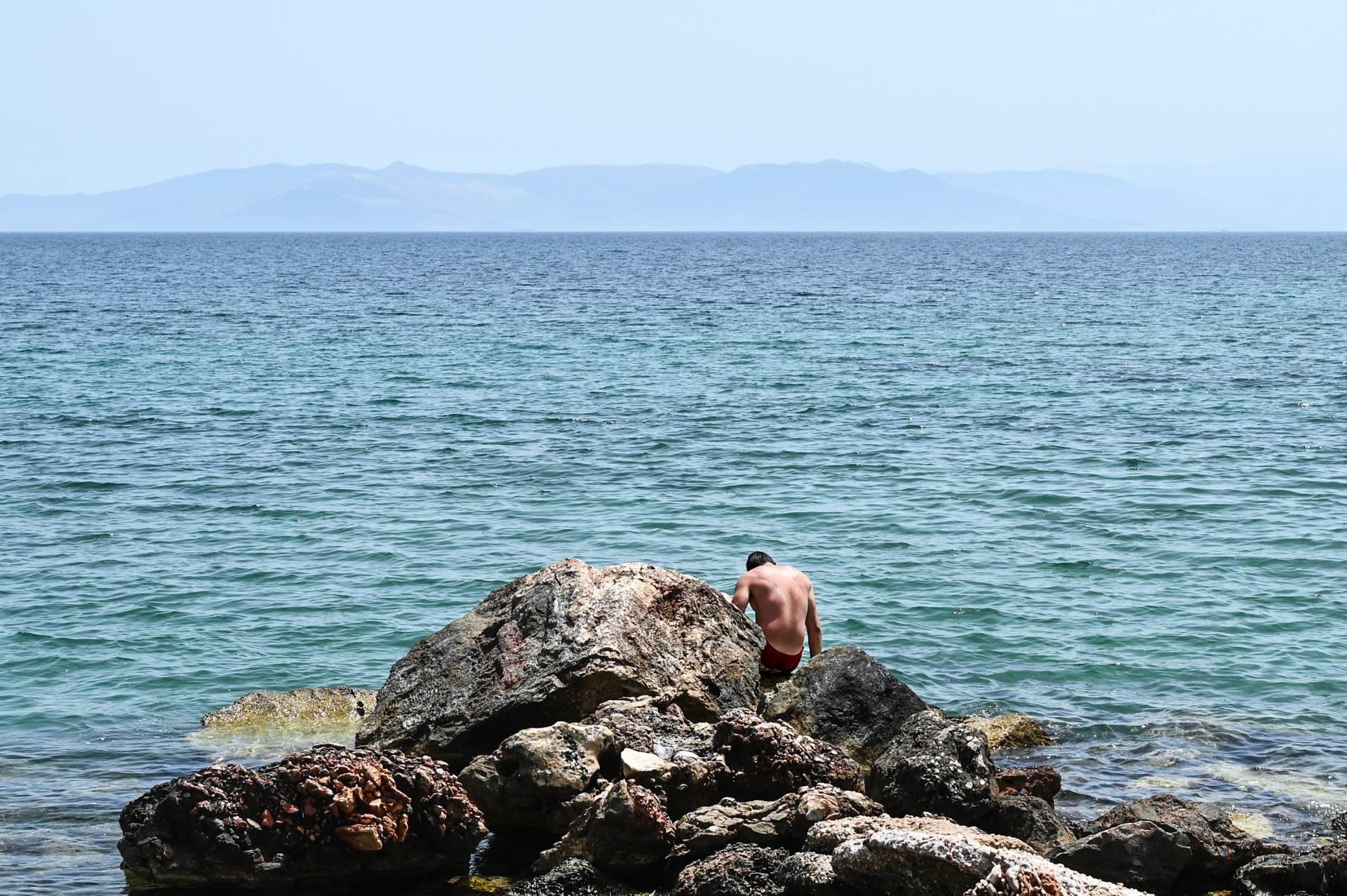 Καύσωνας στην Αθήνα: Φωτογραφίες από το κέντρο της πρωτεύουσας - Κορυφώνεται το κύμα ζέστης - Η καθημερινότητα στην πόλη με τον υδράργυρο στο «κόκκινο».