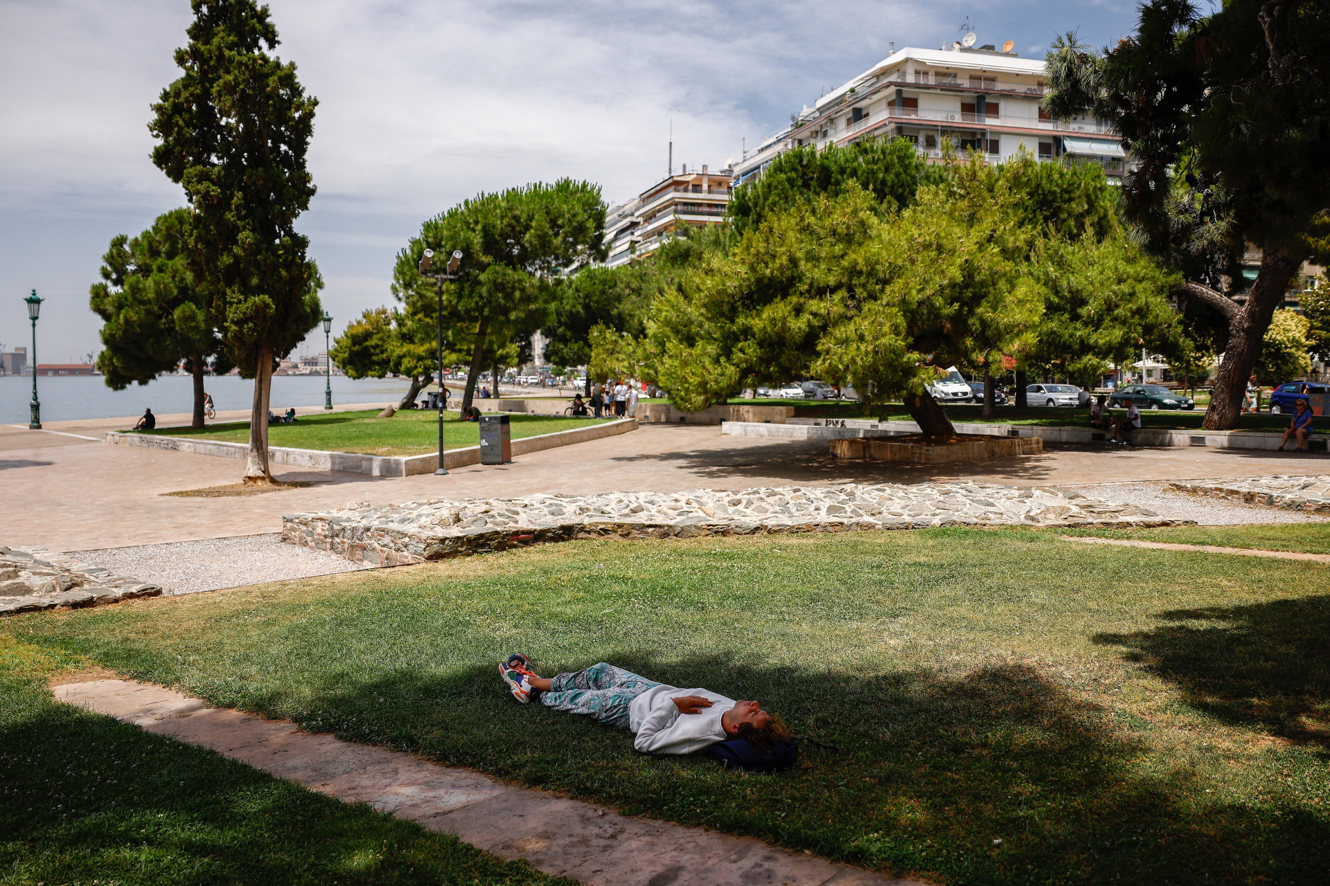 Καύσωνας στην Αθήνα: Φωτογραφίες από το κέντρο της πρωτεύουσας - Κορυφώνεται το κύμα ζέστης - Η καθημερινότητα στην πόλη με τον υδράργυρο στο «κόκκινο».