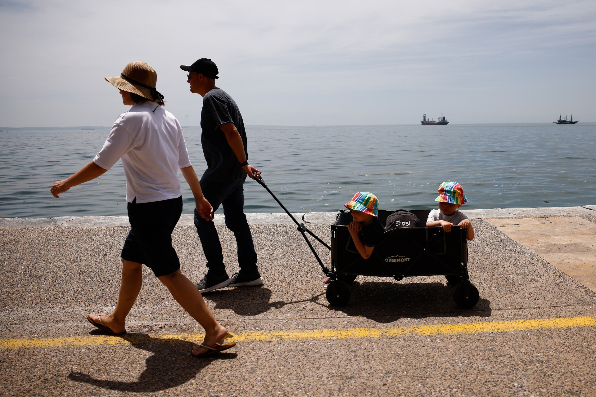 Καύσωνας στην Αθήνα: Φωτογραφίες από το κέντρο της πρωτεύουσας - Κορυφώνεται το κύμα ζέστης - Η καθημερινότητα στην πόλη με τον υδράργυρο στο «κόκκινο».