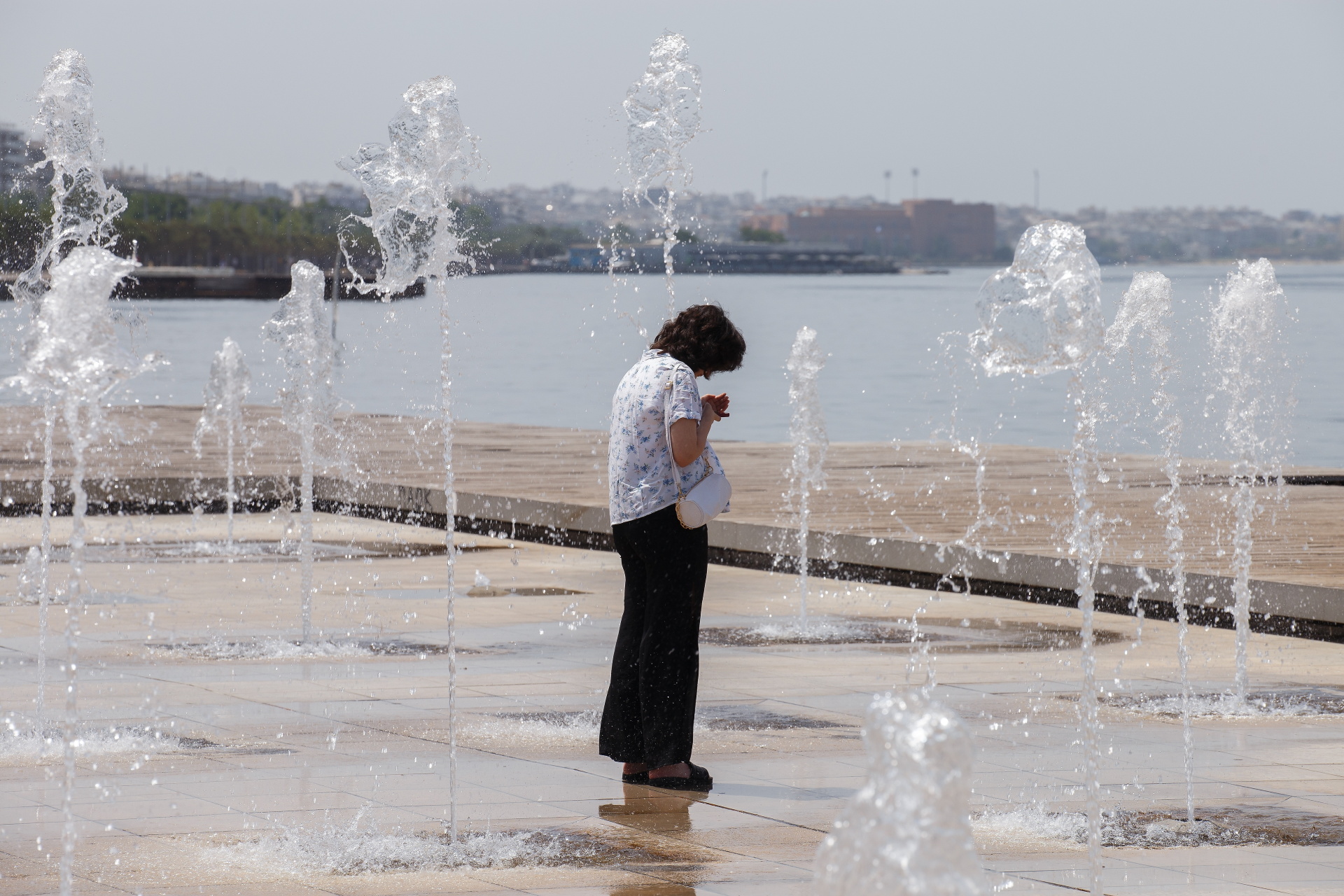 Καύσωνας στην Αθήνα: Φωτογραφίες από το κέντρο της πρωτεύουσας - Κορυφώνεται το κύμα ζέστης - Η καθημερινότητα στην πόλη με τον υδράργυρο στο «κόκκινο».