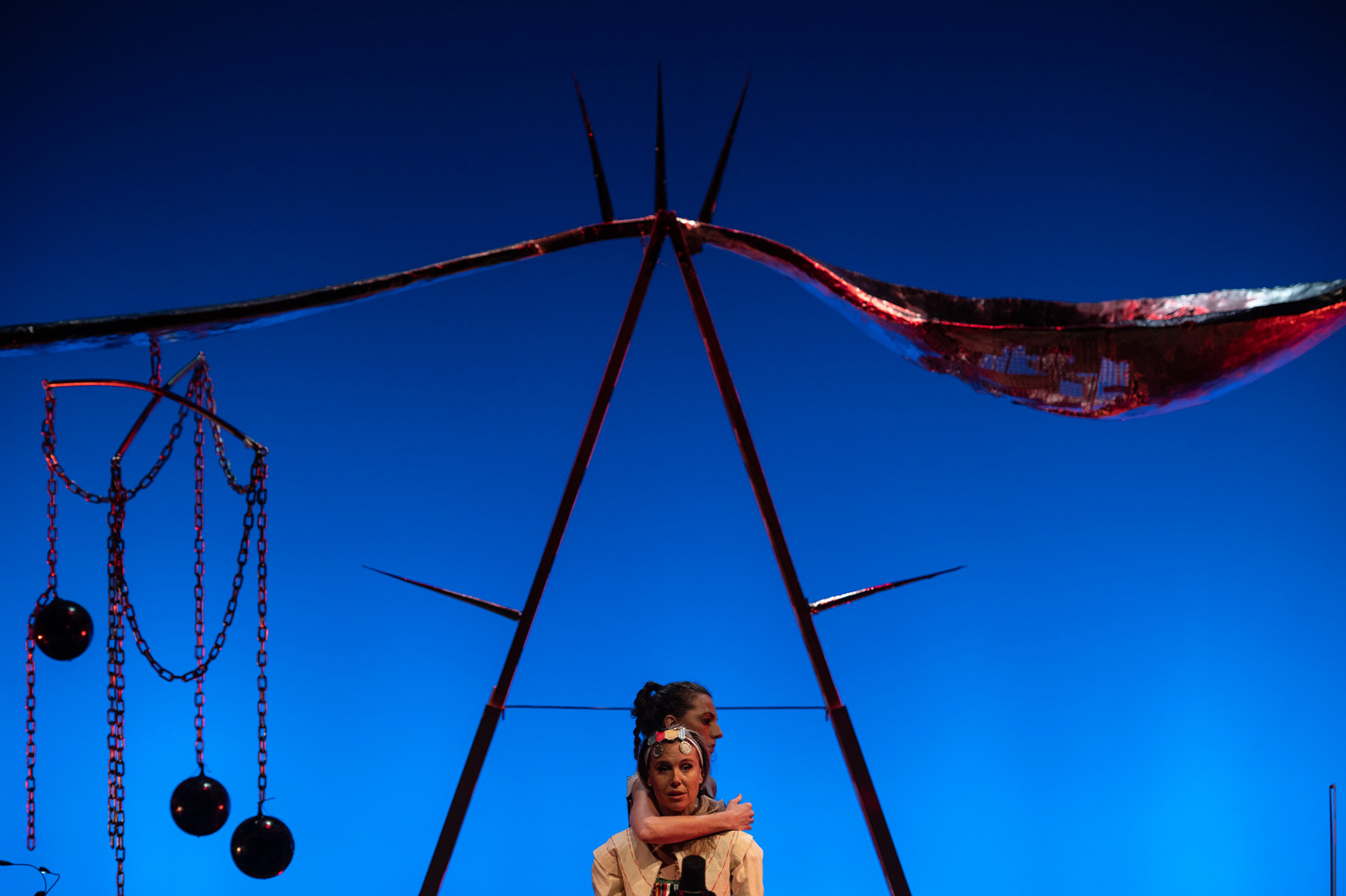 Κουταλιανοί ή Το βάρος της ιστορίας: Δείτε τις πρώτες αποκλειστικές φωτογραφίες της παράστασης στο Μέγαρο Μουσικής