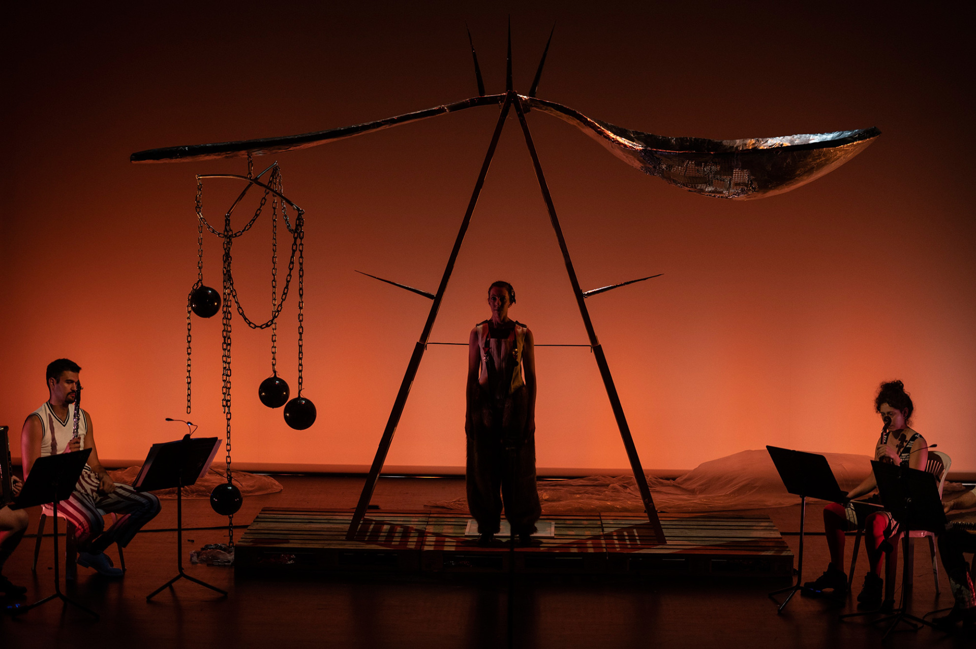 Κουταλιανοί ή Το βάρος της ιστορίας: Δείτε τις πρώτες αποκλειστικές φωτογραφίες της παράστασης στο Μέγαρο Μουσικής