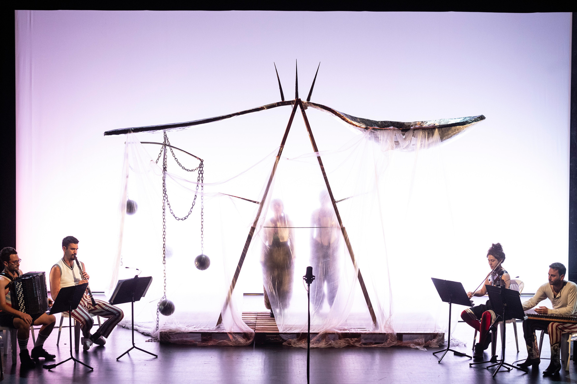 Κουταλιανοί ή Το βάρος της ιστορίας: Δείτε τις πρώτες αποκλειστικές φωτογραφίες της παράστασης στο Μέγαρο Μουσικής