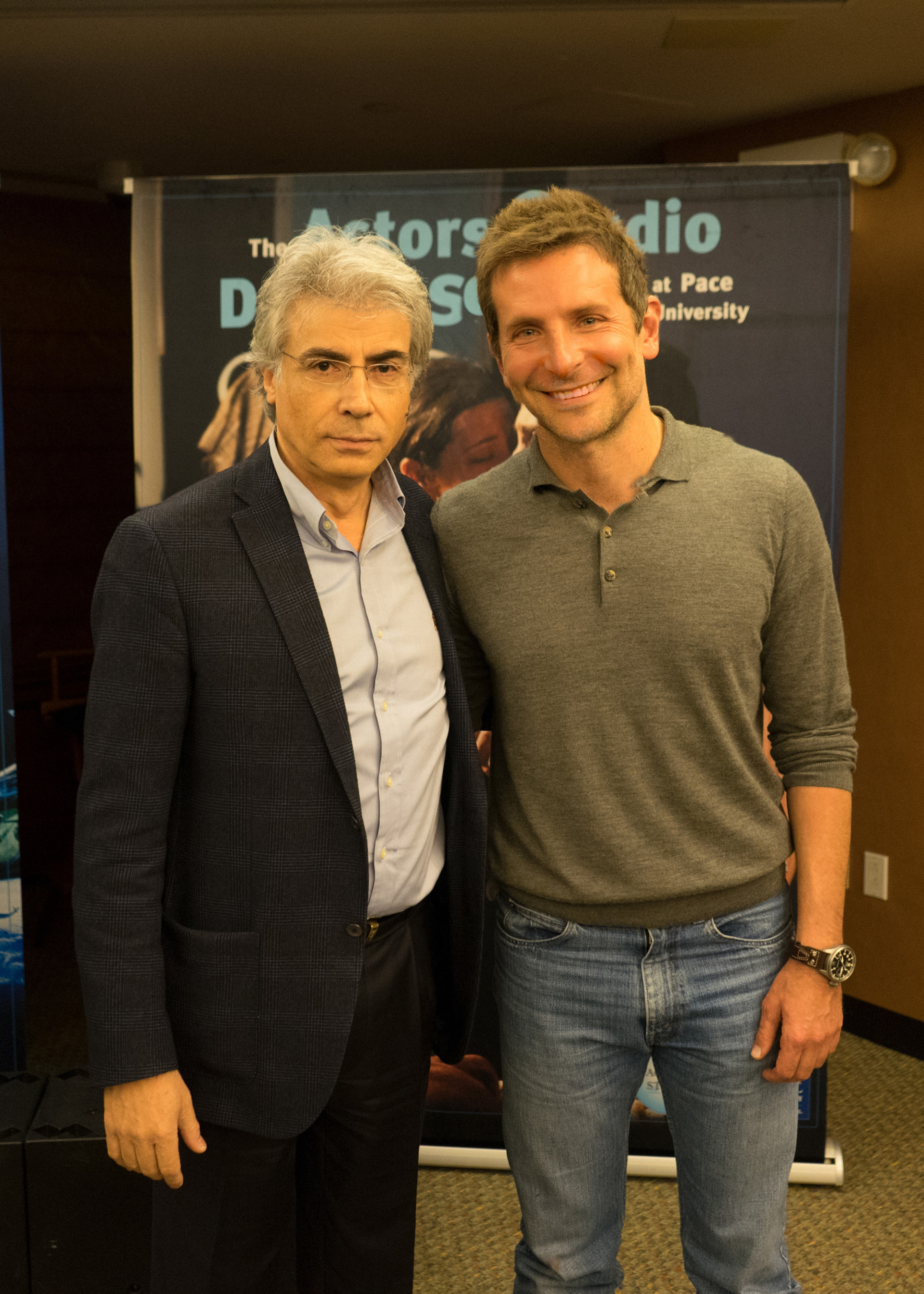 Ο Ανδρέας Μανωλικάκης, τότε πρόεδρος στο Actors Studio Drama School, με τον Μπράντλεϊ Κούπερ, το 2018, όταν ο διάσημος ηθοποιός ήρθε για να μιλήσει στους μαθητές του Actors για την ταινία του «A star is born»  © Cihangir Duman - Από το προσωπικό αρχείο του Ανδρέα Μανωλικάκη