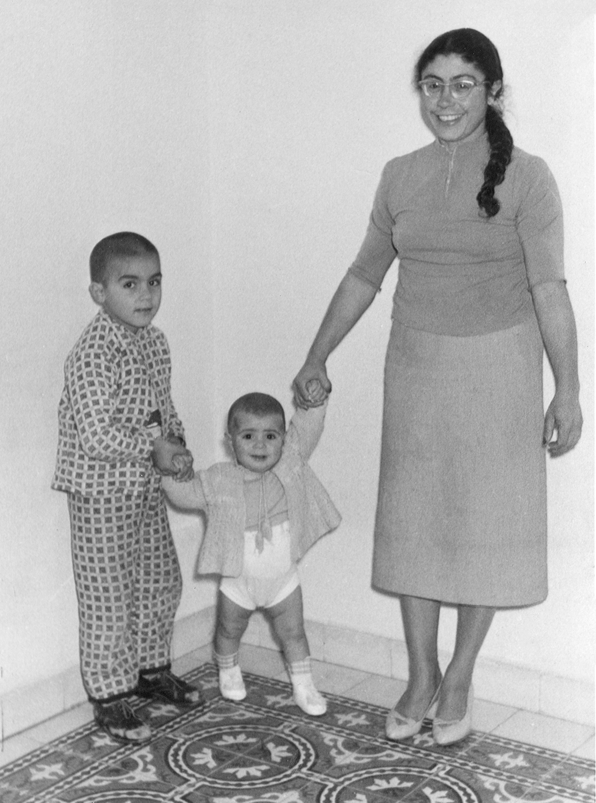 Ανδρέας Μανωλικάκης, Σε παιδική ηλικία μαζί με την μητέρα του Ευγενία και τον αδελφό του, Γιώργο