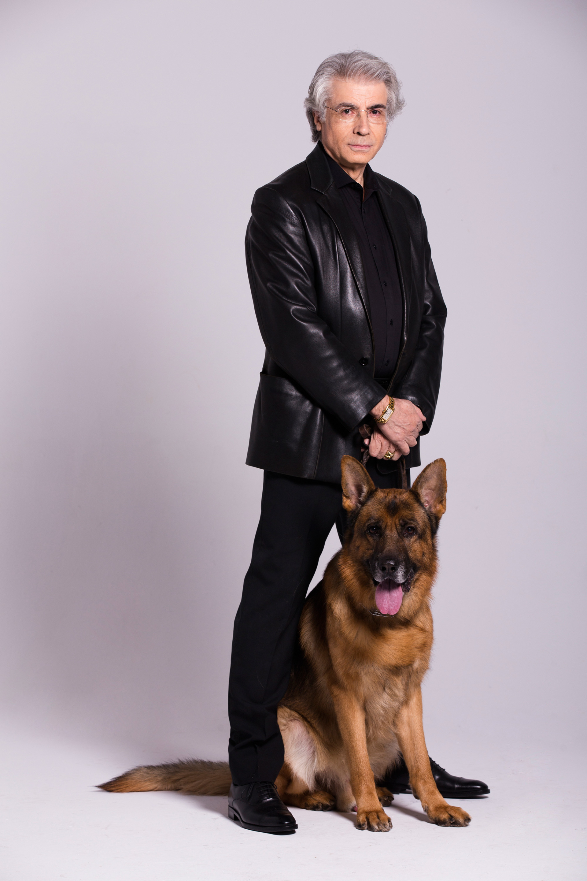 Ο Ανδρέας Μανωλικάκης με τον σκύλο του, Whopper. © Γιάννης Βασταρδής