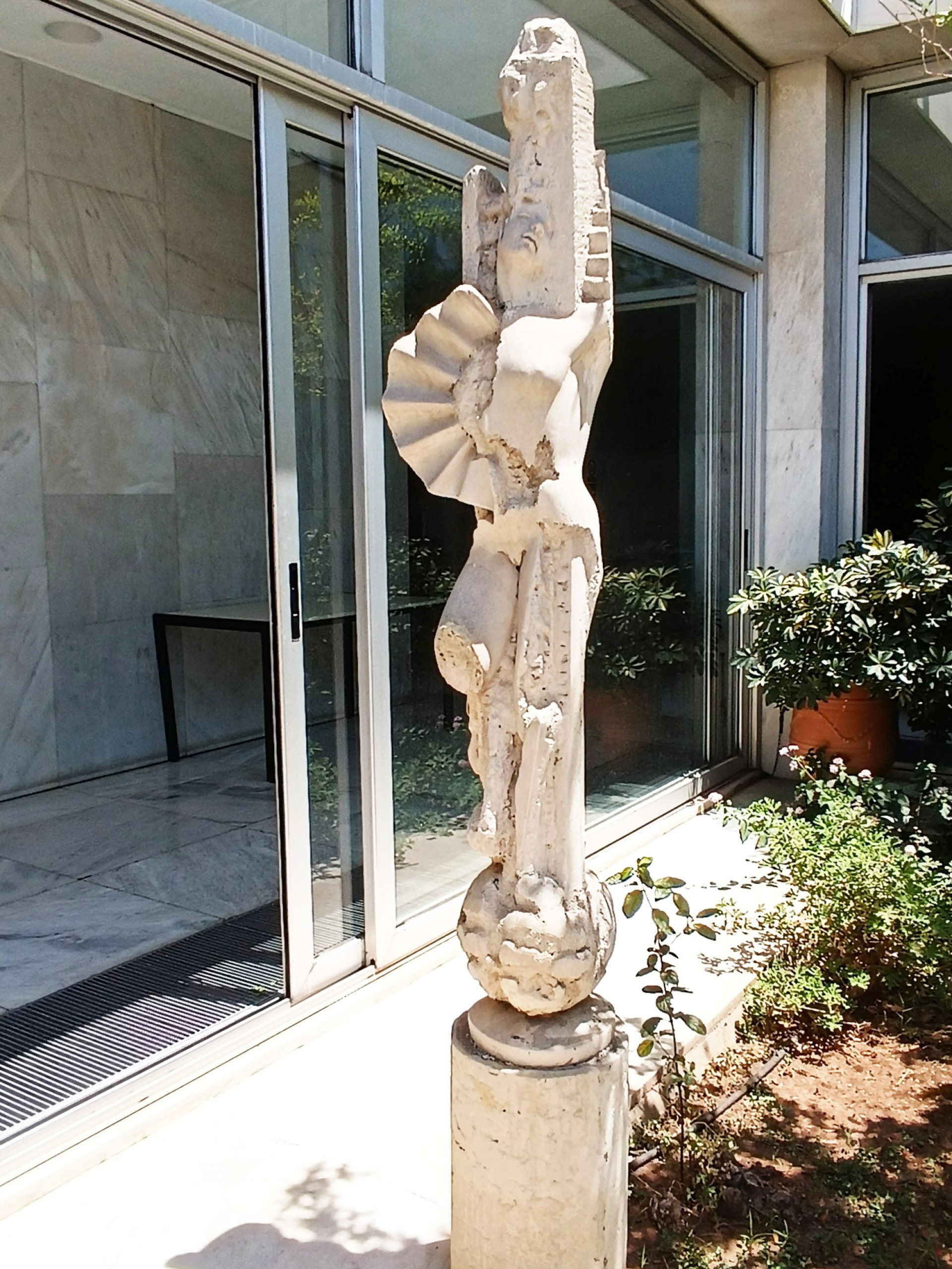 Γλυπτό του Δ. Αρμακόλα, στο αίθριο του Εθνικού Ιδρύματος Ερευνών