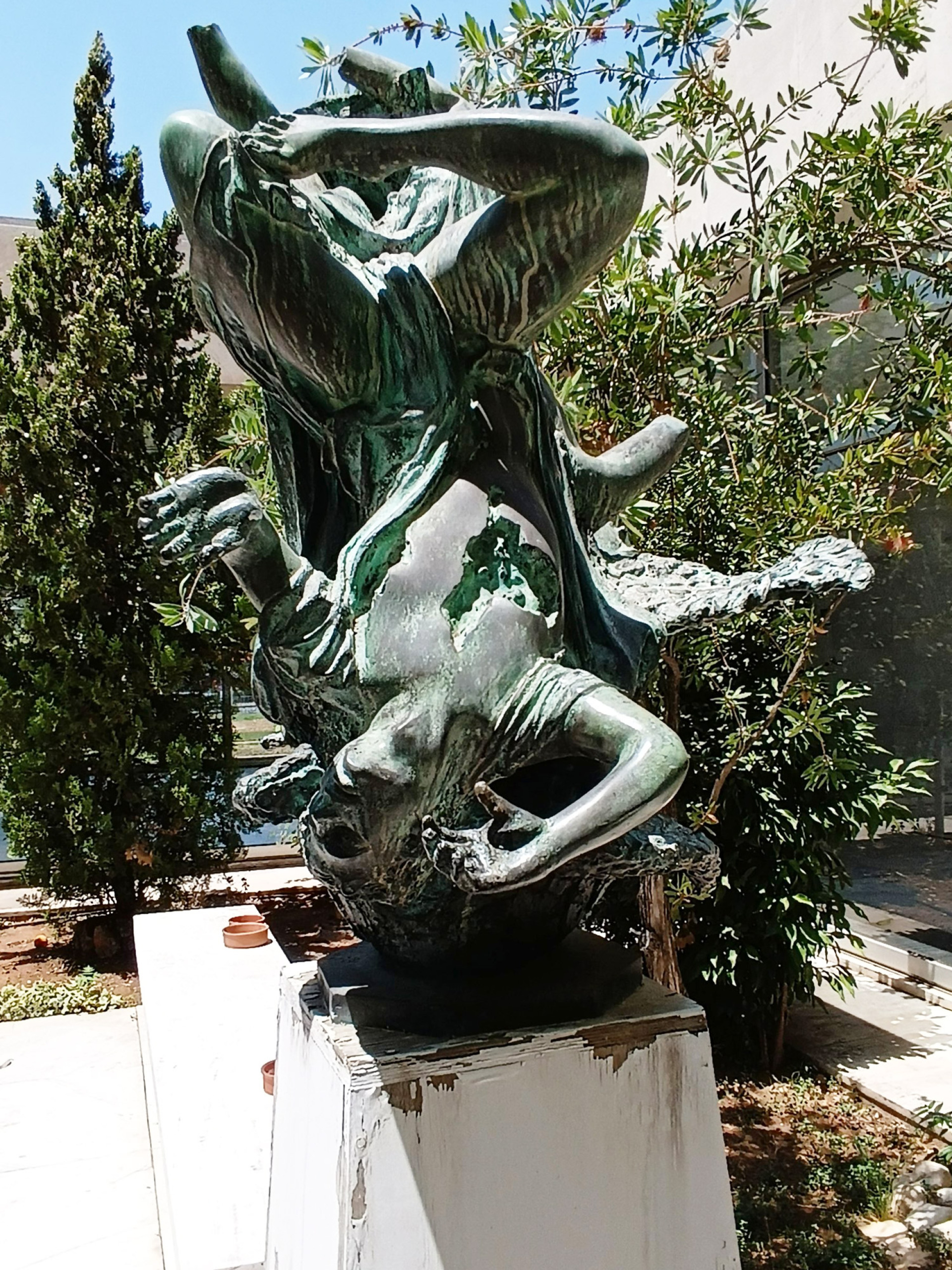 Γλυπτό του Δ. Αρμακόλα, στο αίθριο του Εθνικού Ιδρύματος Ερευνών