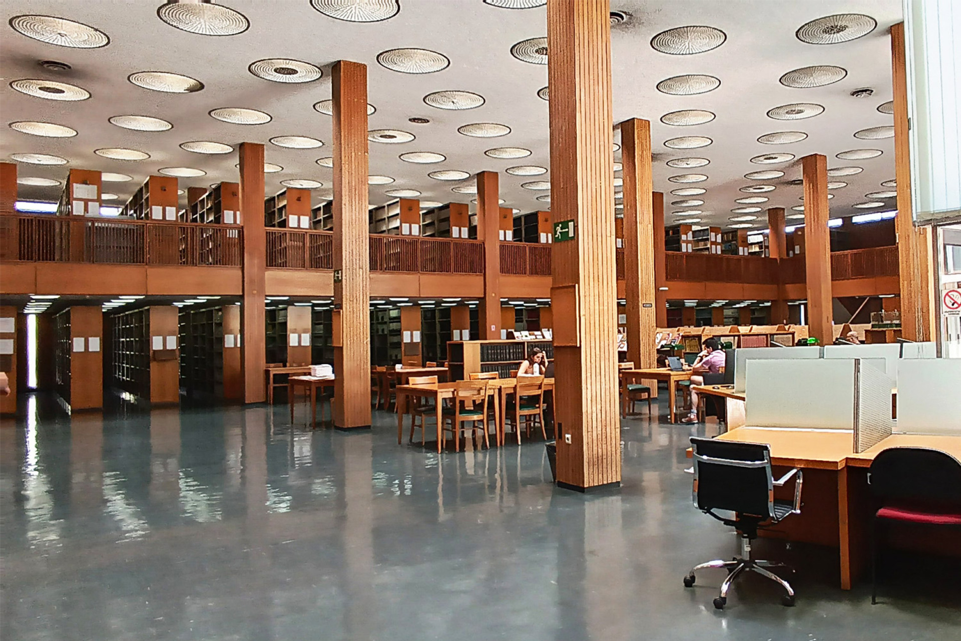 Εσωτερικό της βιβλιοθήκης του Εθνικού Ιδρύματος Ερευνών