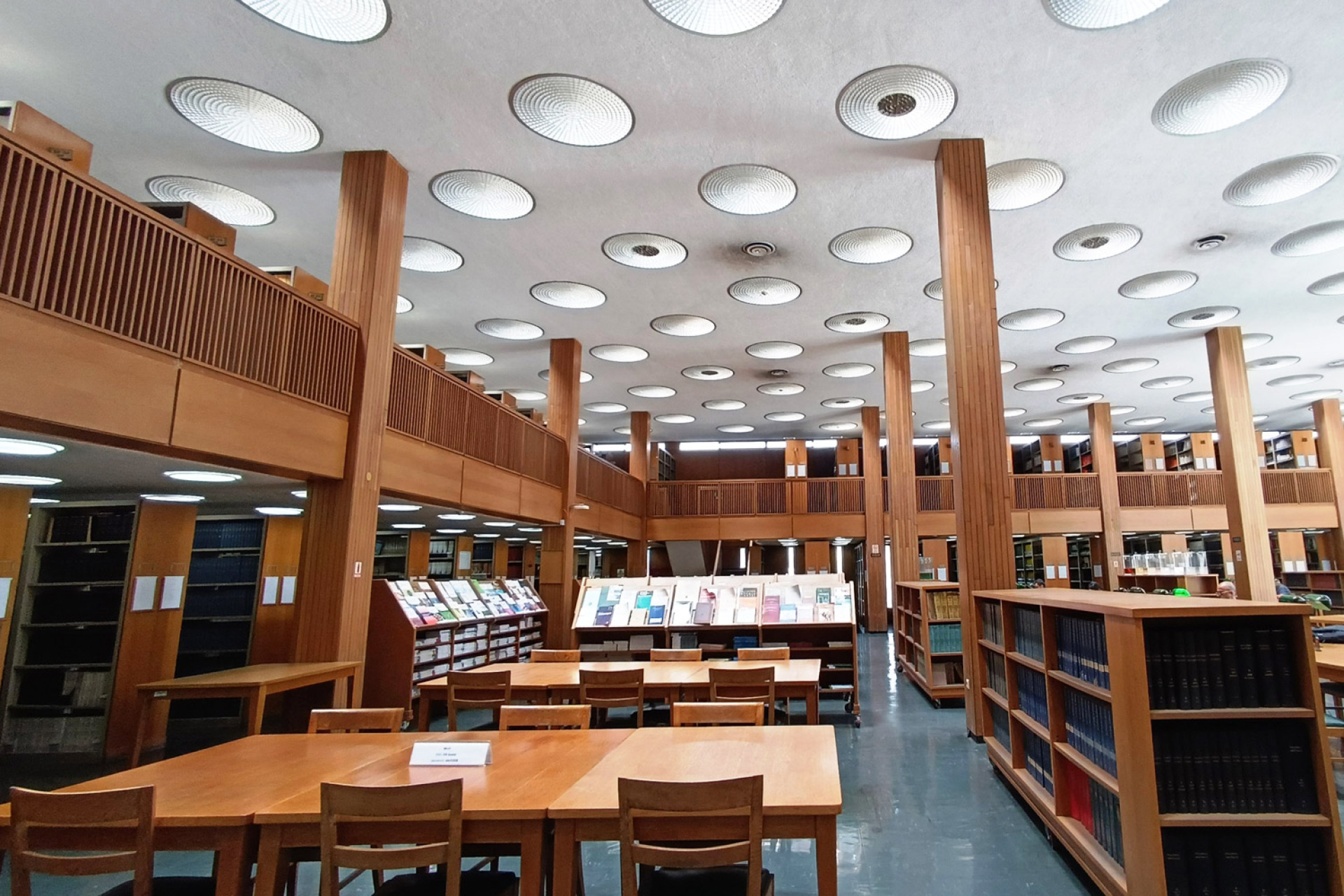 Εσωτερικό της βιβλιοθήκης του Εθνικού Ιδρύματος Ερευνών