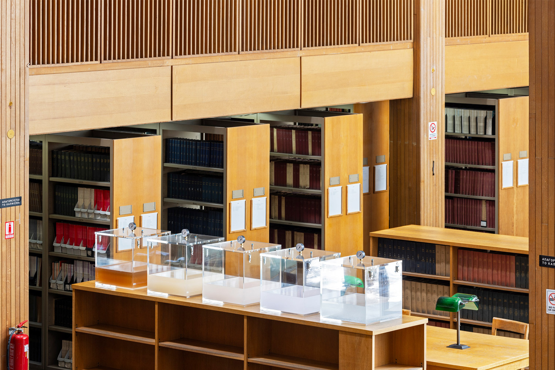 «Science & Science after Science», 2024. Aκρυλικοί θάλαμοι κενού, μανόμετρο, βαλβίδες, εκχυλίσματα μελανιού και χαρτιού. Ευγενική παραχώρηση η καλλιτέχνης και η γκαλερί Rodeo, Λονδίνο/Πειραιάς. Ανάθεση νέου έργου από το ΝΕΟΝ