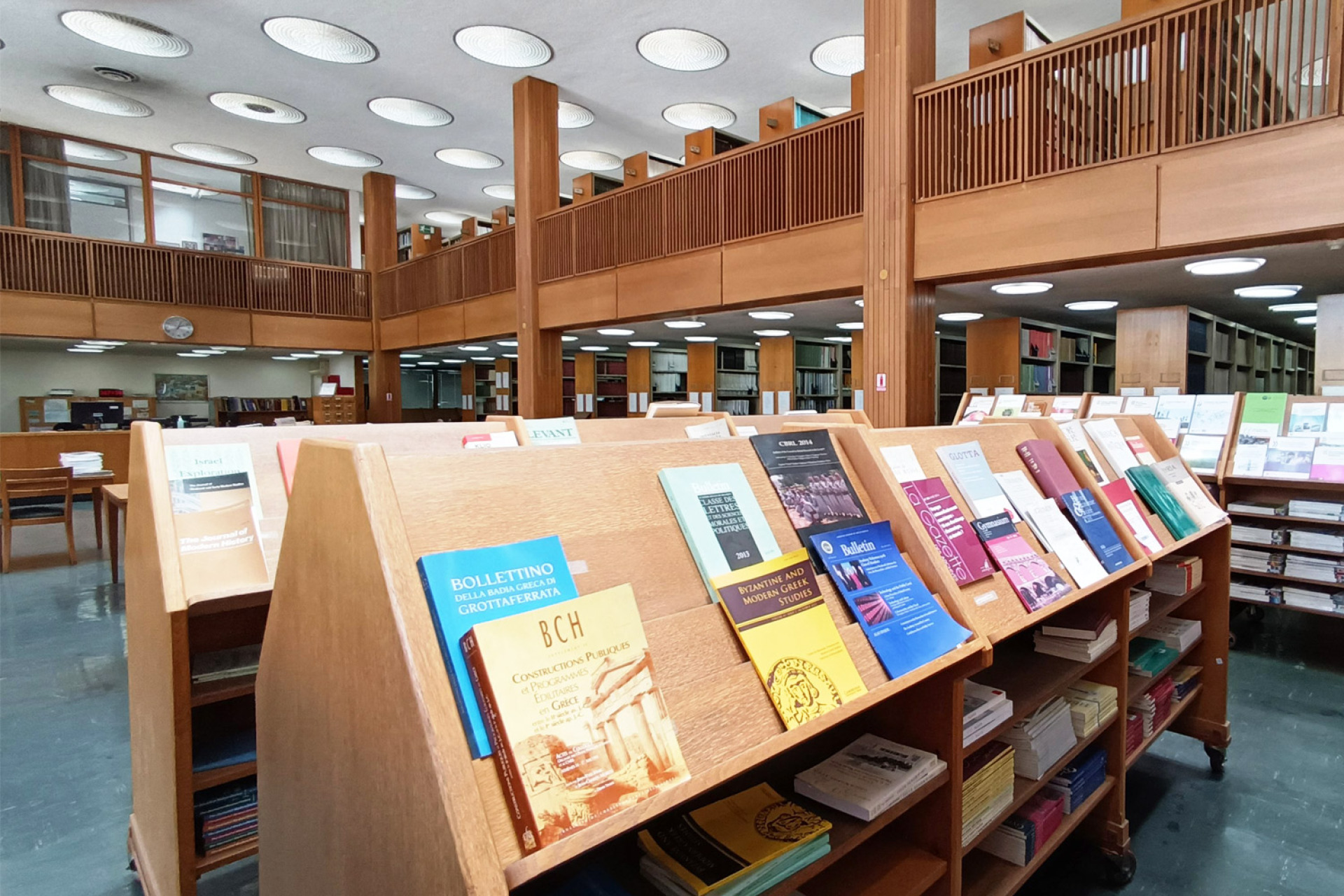 Εσωτερικό της βιβλιοθήκης του Εθνικού Ιδρύματος Ερευνών