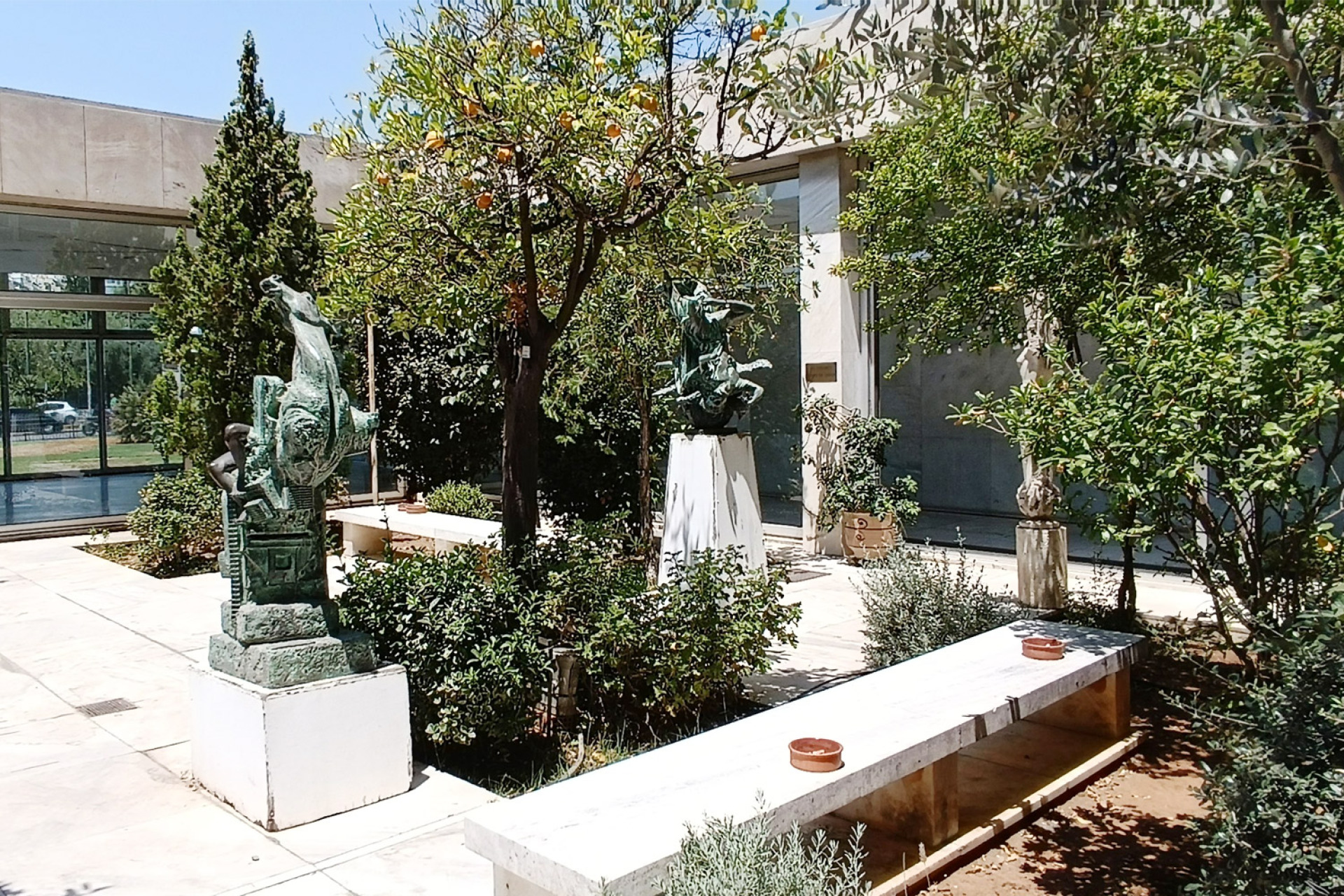 Το αίθριο του Εθνικού Ιδρύματος Ερευνών με γλυπτά του Δ. Αρμακόλα