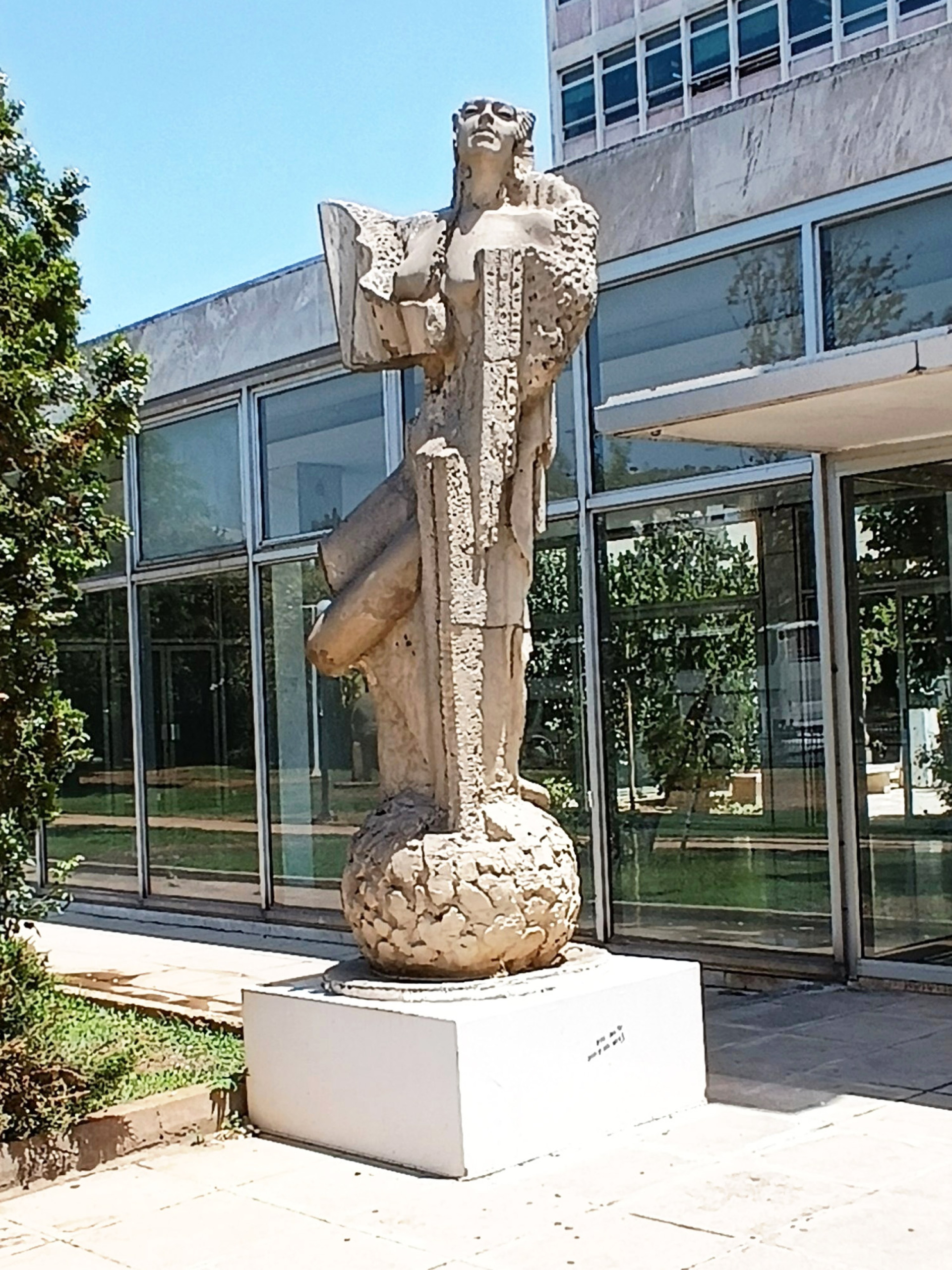 Γλυπτό του Δ. Αρμακόλα, στην είσοδο του Εθνικού Ιδρύματος Ερευνών