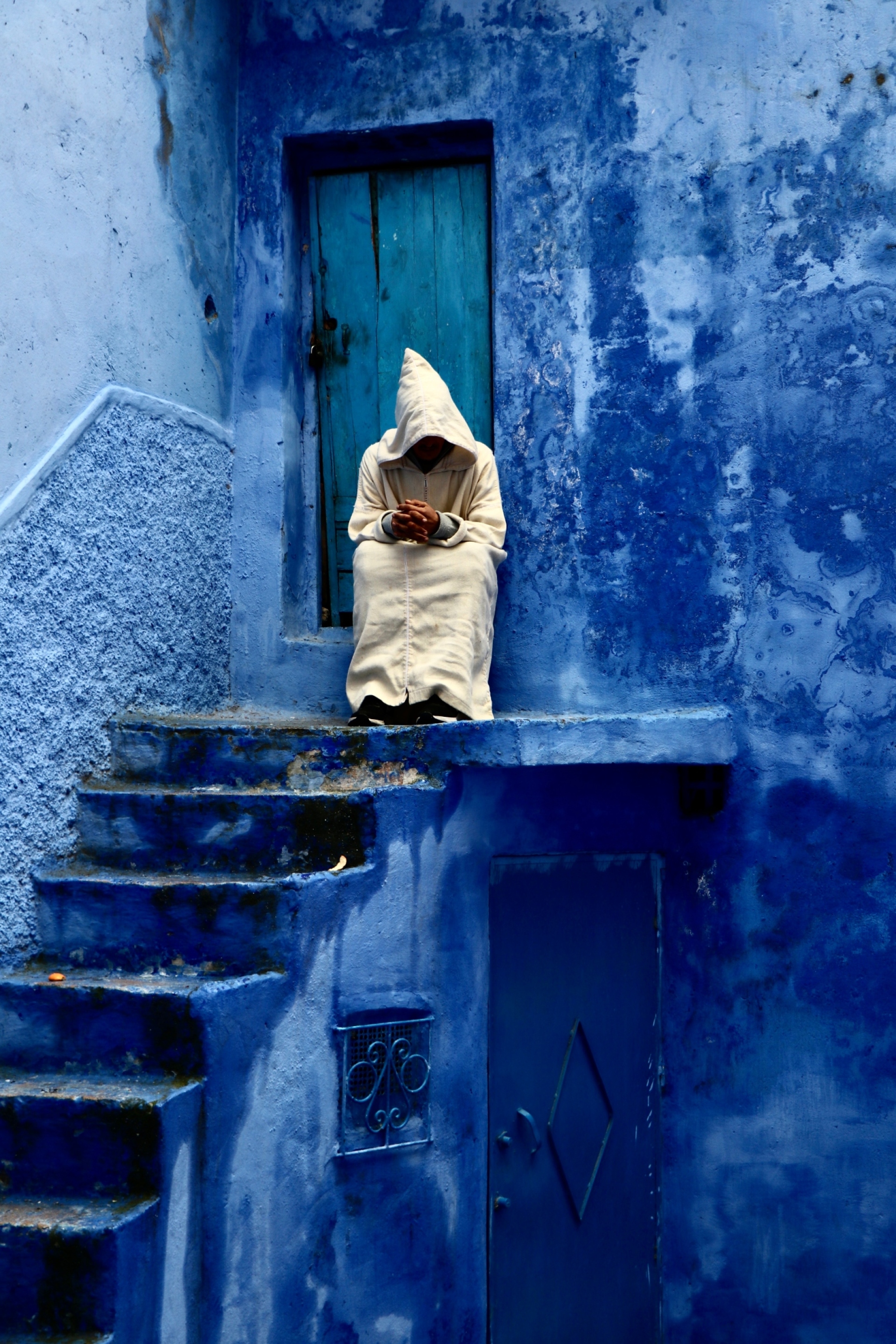 Ο Χαμίντ, ο νεαρός Βέρβερος συλλογίζεται στα σοκάκια της Chefchaouen