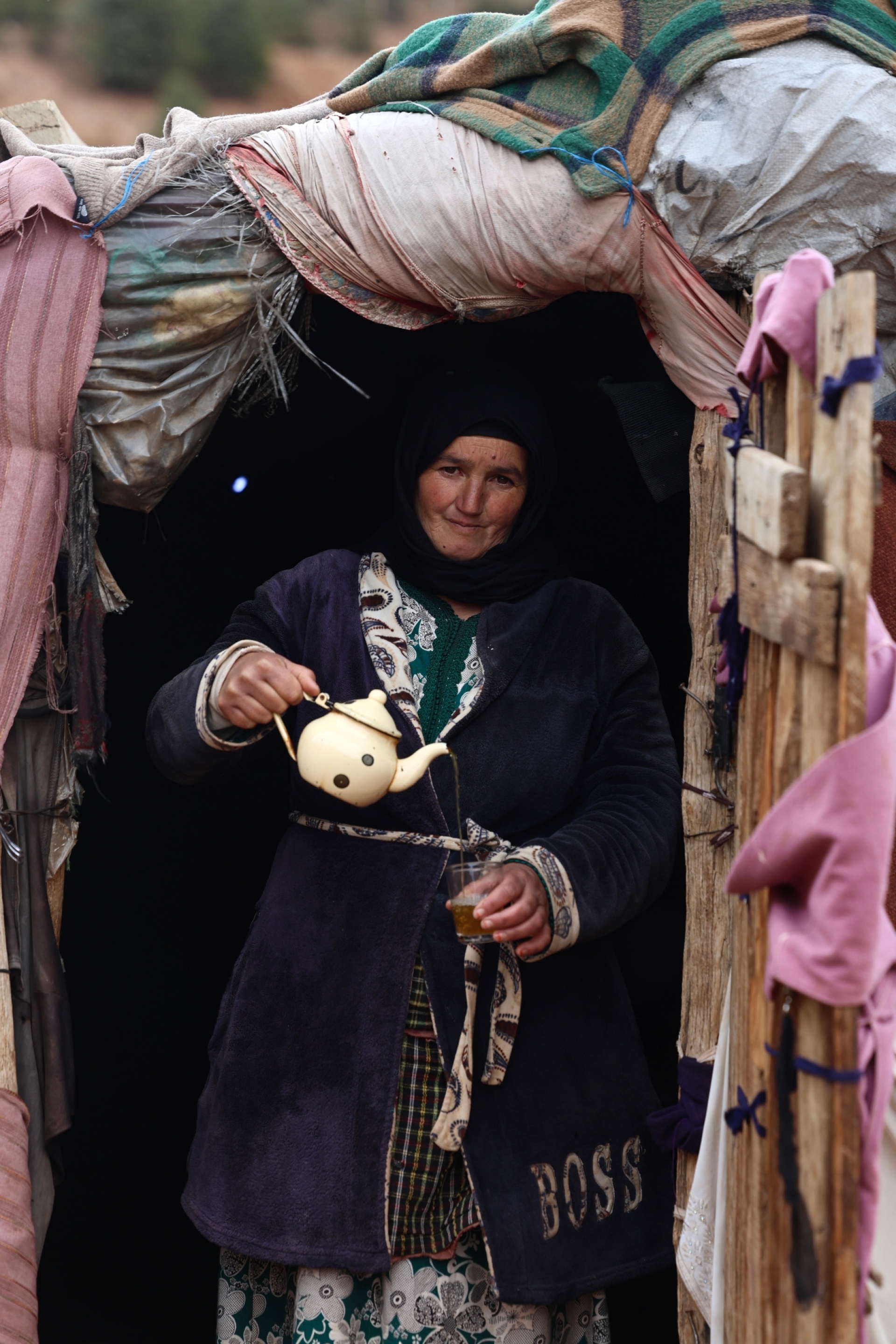 Η Έισα, μας προσφέρει τσάι εκείνο το παγωμένο μεσημέρι του Μαΐου