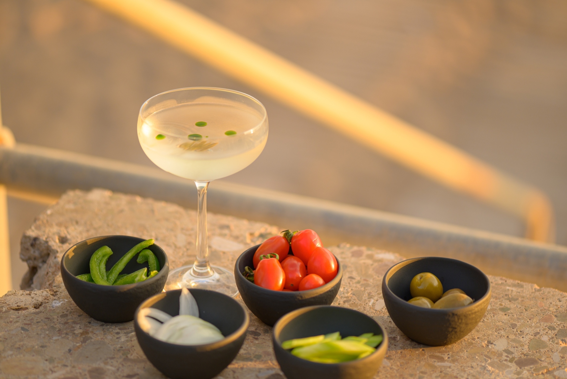 Martini Χωριάτικη από το μπαρμαν του Dexamenes Seaside Hotel 