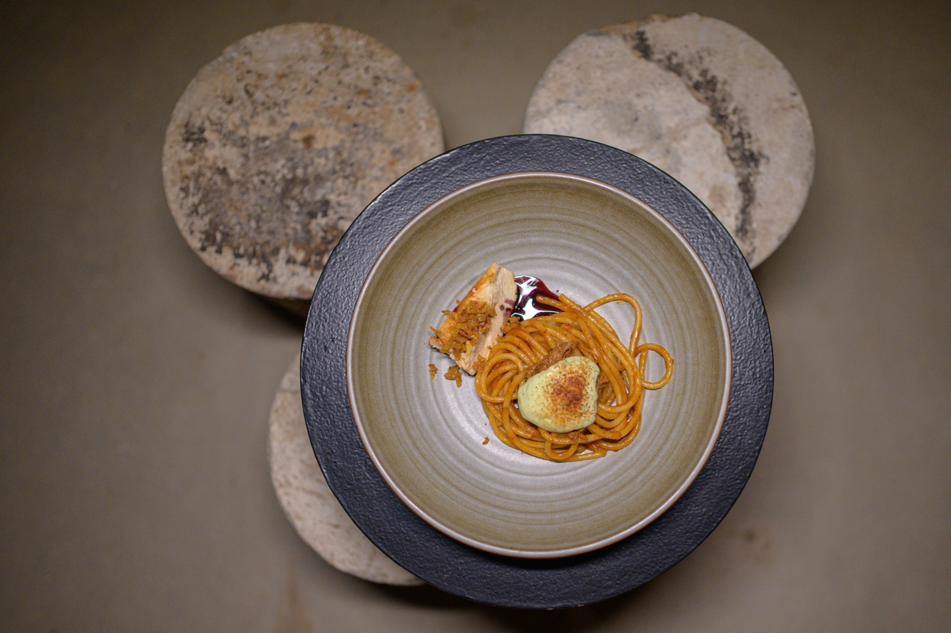 Κόκορας κρασάτος με χοντρό μακαρόνι σε σάλτσα Αυγουστιάτη και λαδοτύρι από τον σεφ Σπύρο Δρακούλη 