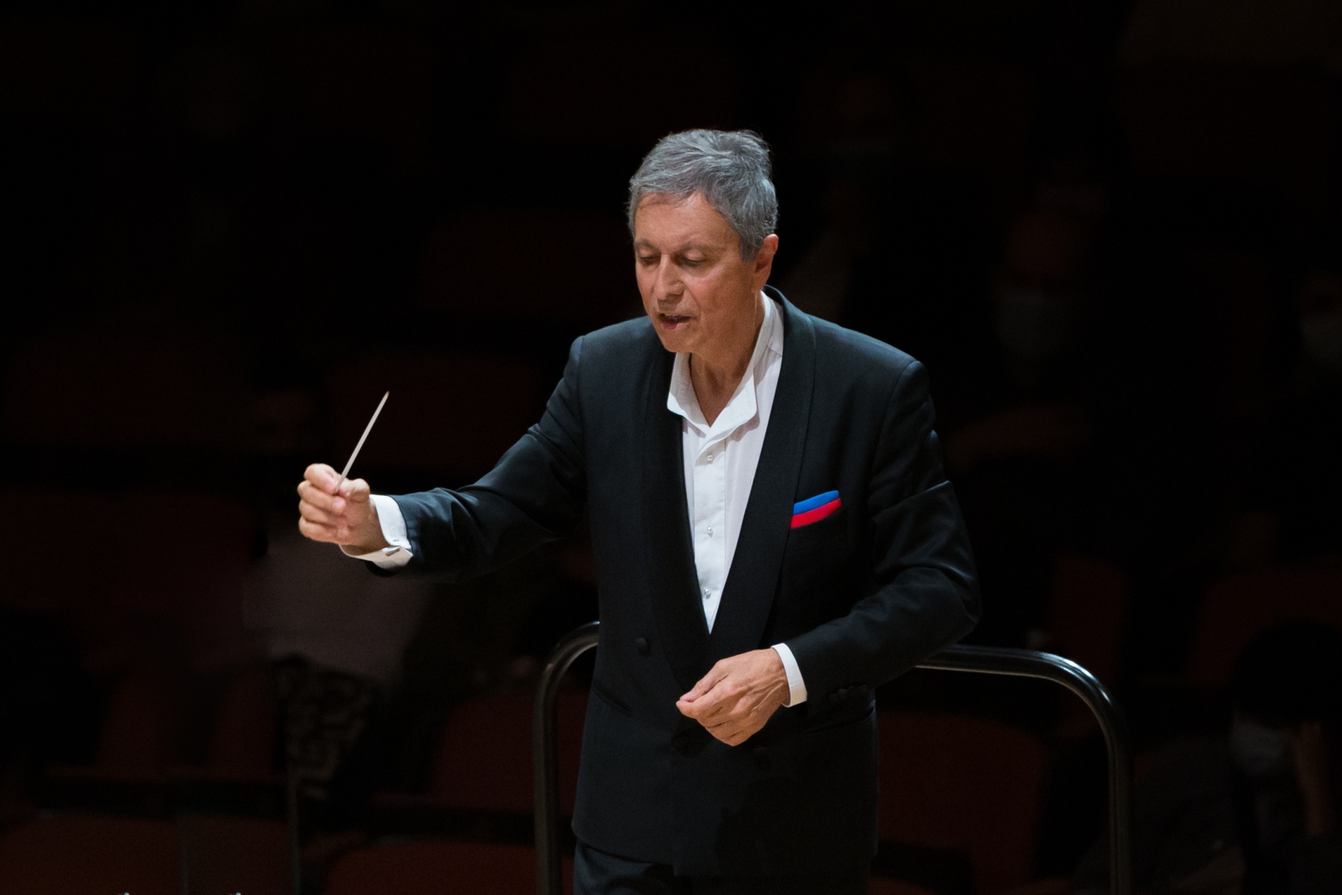 Λουκάς Καρυτινός: Συνέντευξη με τον καλλιτεχνικό διευθυντή της Κρατικής Ορχήστρας Αθηνών και διακεκριμένο μαέστρο.