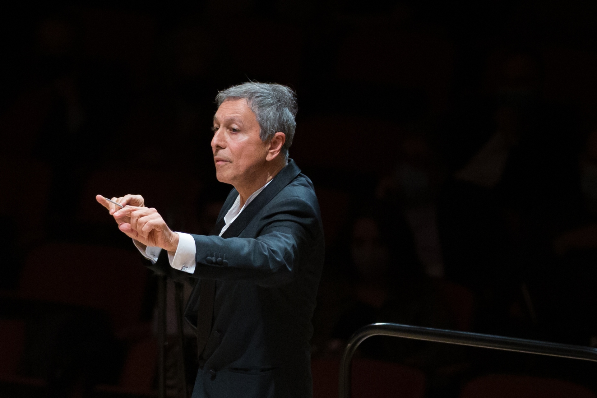 Λουκάς Καρυτινός: Συνέντευξη με τον καλλιτεχνικό διευθυντή της Κρατικής Ορχήστρας Αθηνών και διακεκριμένο μαέστρο.